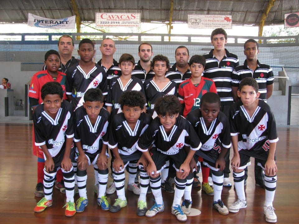 Paulinho (&uacute;ltimo &agrave; direita agachado) j&aacute; pelo futsal do Vasco 