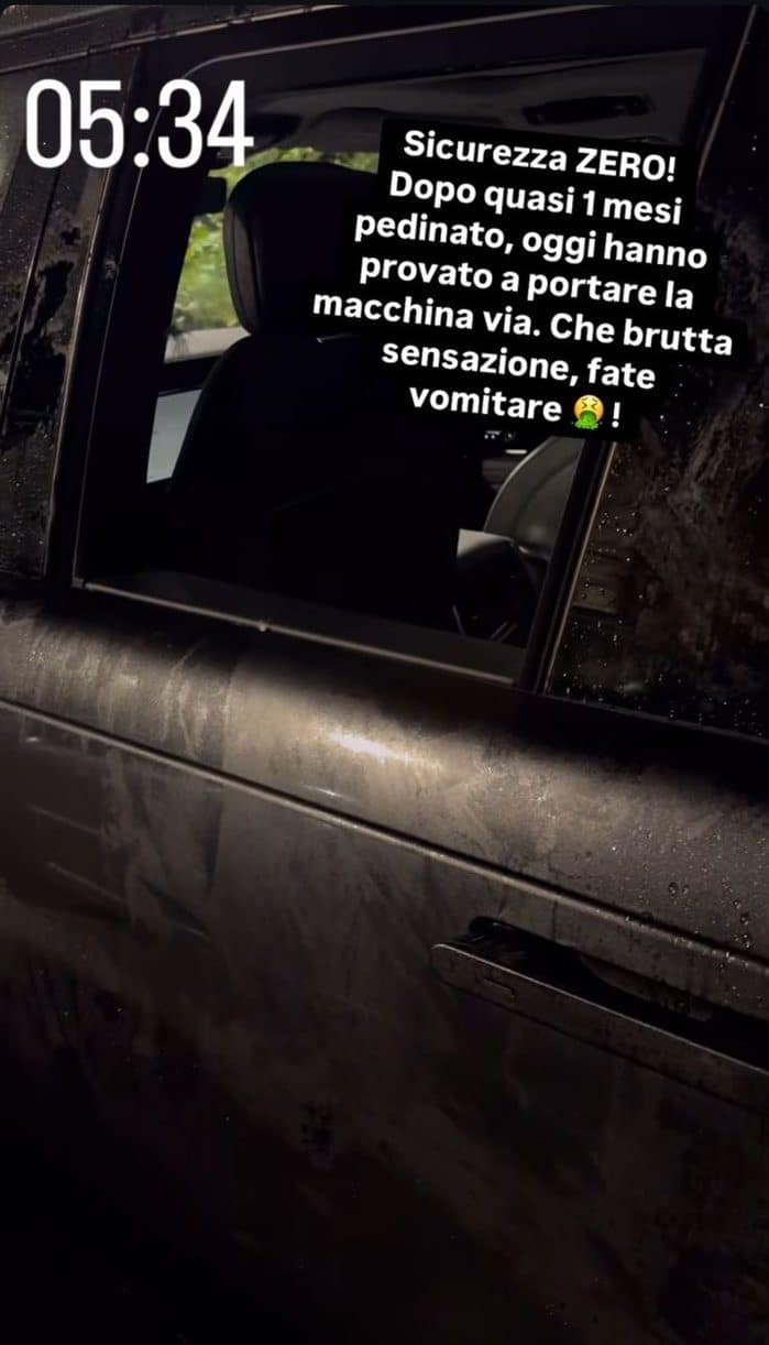Story de Juan Jesus mostra vidro traseiro do carro quebrado.