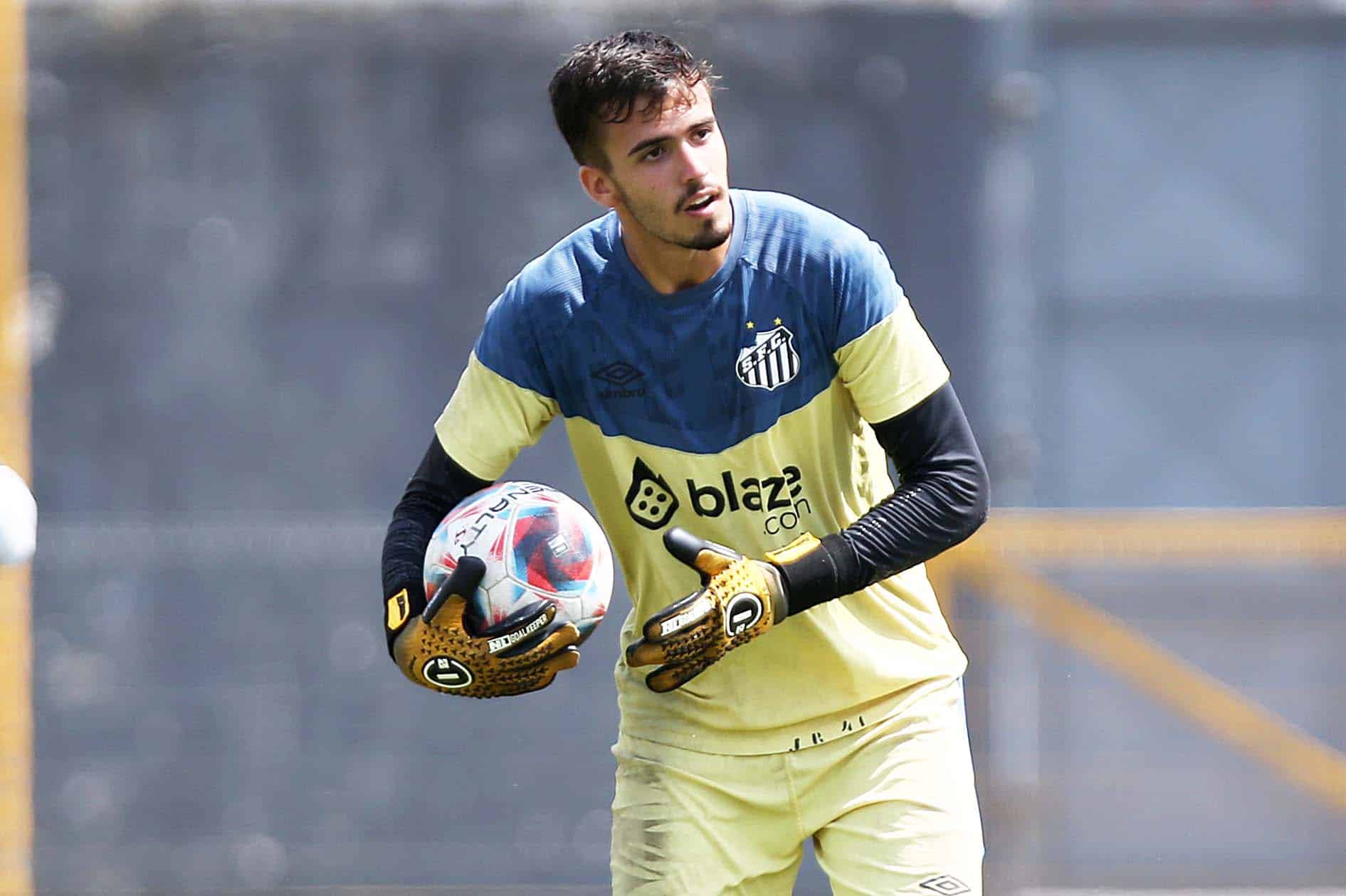 Rodrigo Falc&atilde;o treinando com o elenco profissional