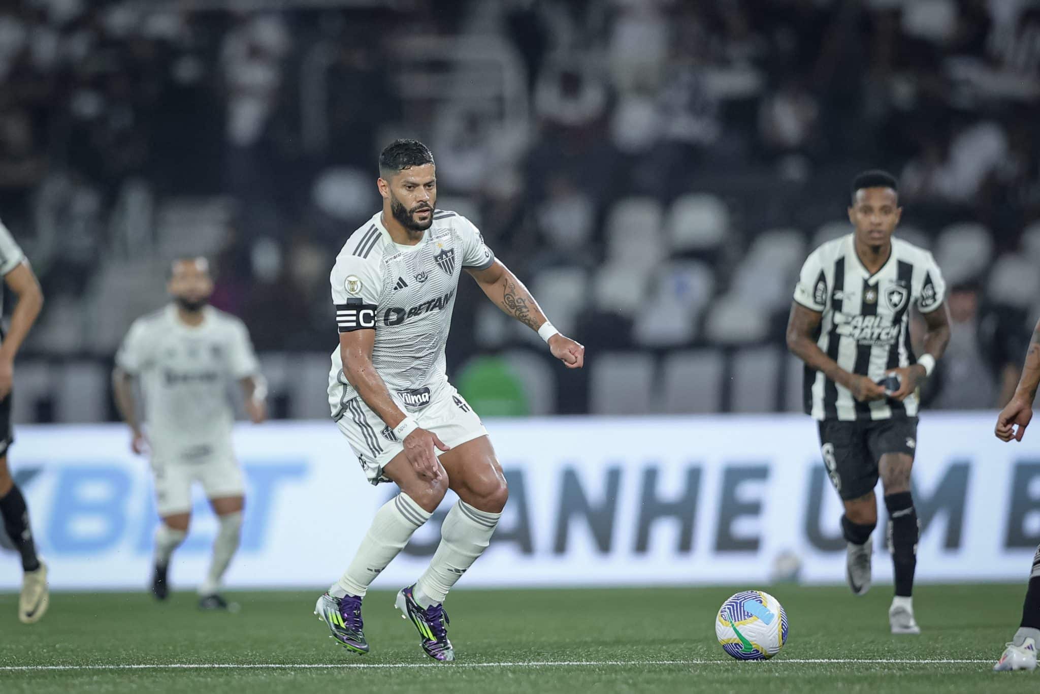 Hulk em ação pelo Atlético no Nilton Santos