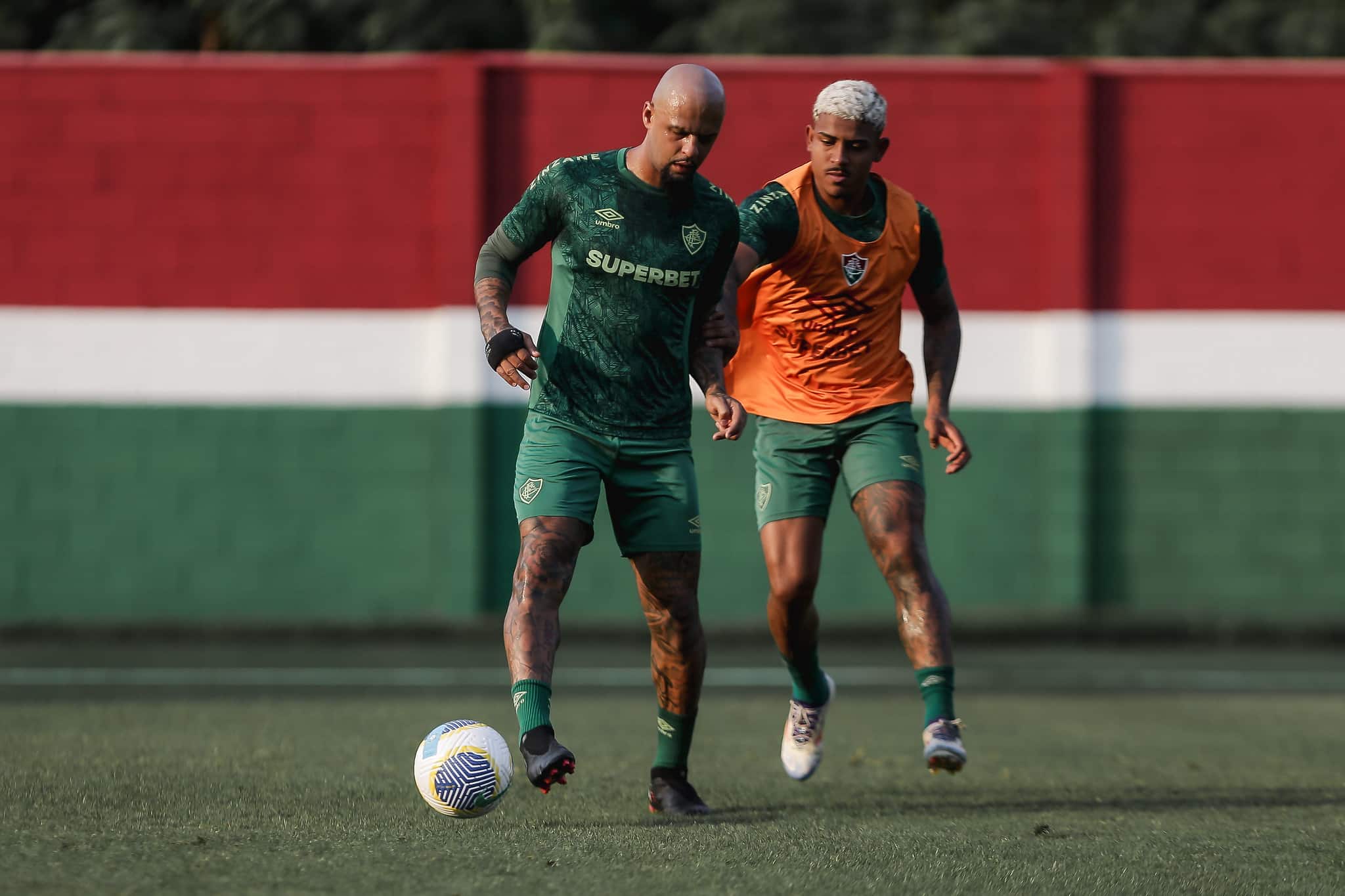 Felipe Melo tem rela&ccedil;&atilde;o de "pai e filho" com John Kennedy no Fluminense - Foto: LUCAS MER&Ccedil;ON/FFC