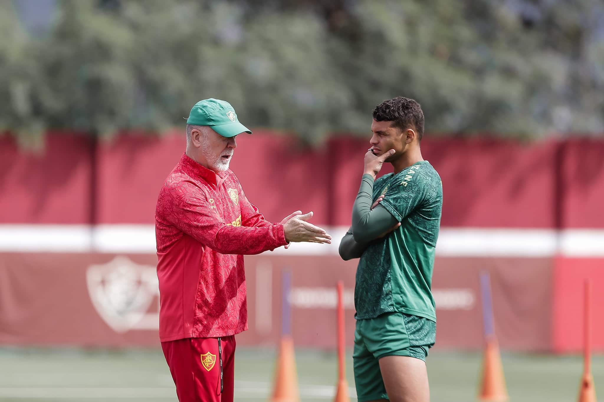 Mano Menezes e Thiago Silva conversam no CT Carlos Castilho: aproveitamento do zagueiro contra o Gr&ecirc;mio depender&aacute; de t&eacute;cnico - Foto: LUCAS MER&Ccedil;ON / FLUMINENSE F.C.