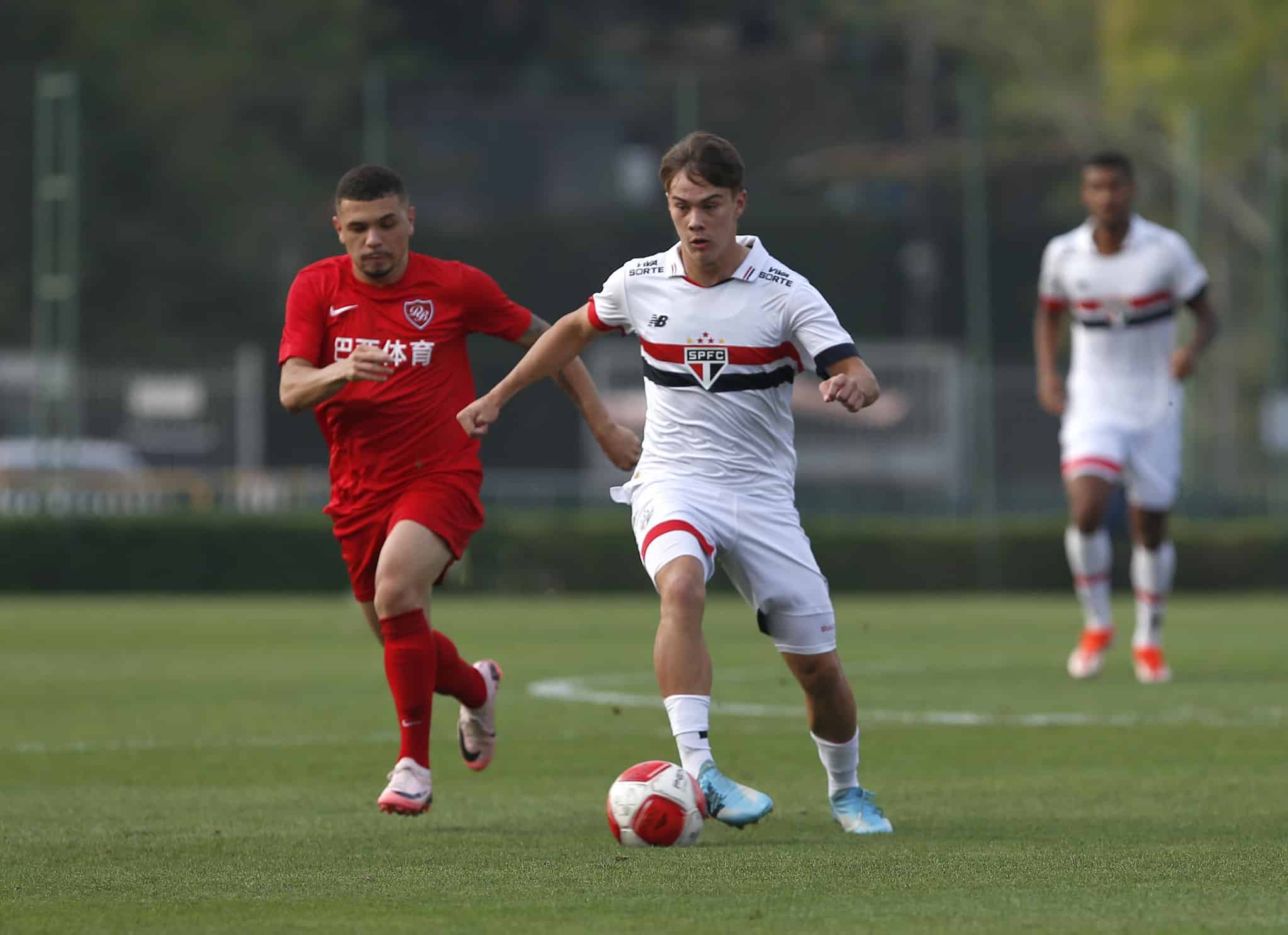 Entenda por que lateral de Sele&ccedil;&atilde;o &lsquo;furou fila&rsquo; em Cotia e &eacute; exce&ccedil;&atilde;o na base do S&atilde;o Paulo