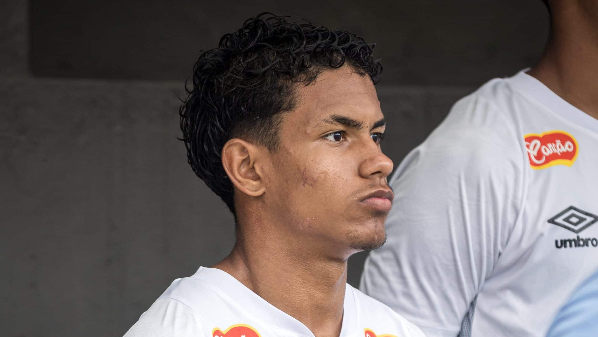 Nadson em jogo da equipe Sub-17 do Santos