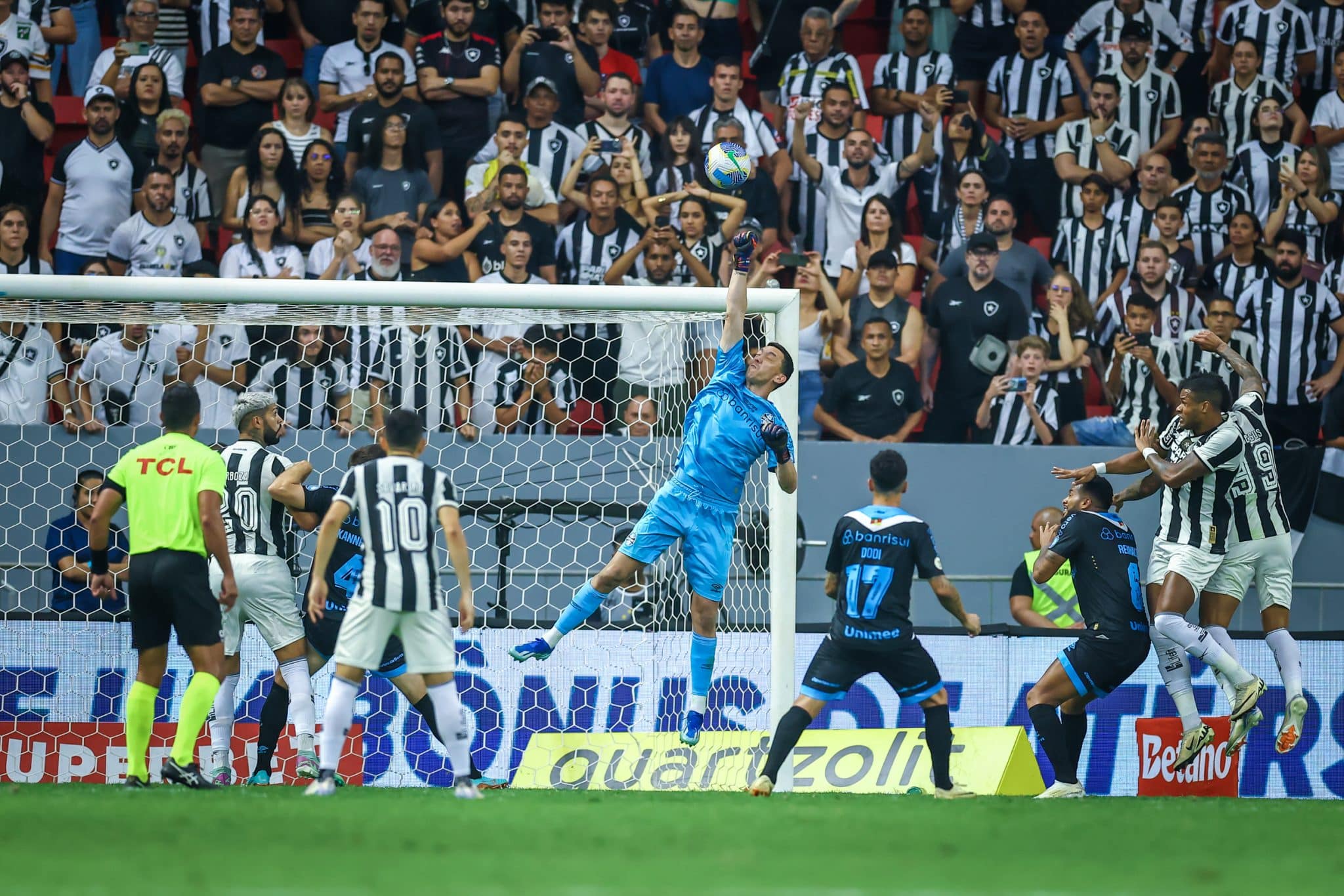 Marches&iacute;n d&aacute; soco na bola em jogo do Gr&ecirc;mio com o Botafogo