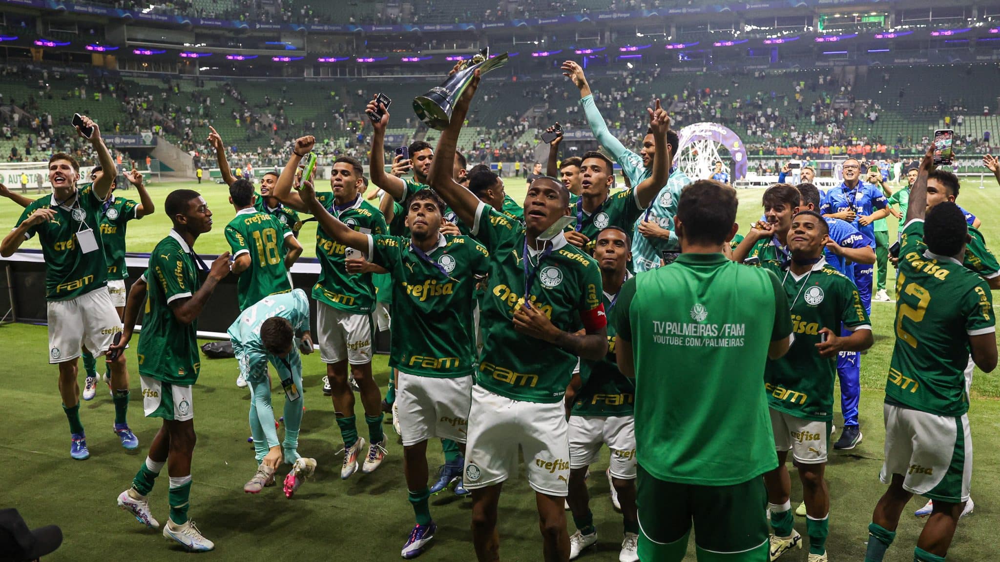 Jogadores do Palmeiras comemoram a conquista do Campeonato Brasileiro sub-20