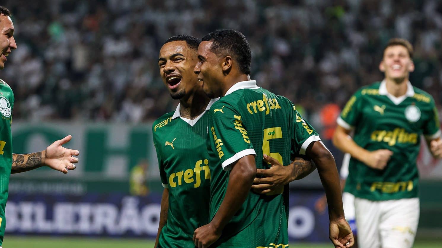 Allan, do Palmeiras, comemora gol com o volante Coutinho, do sub-20