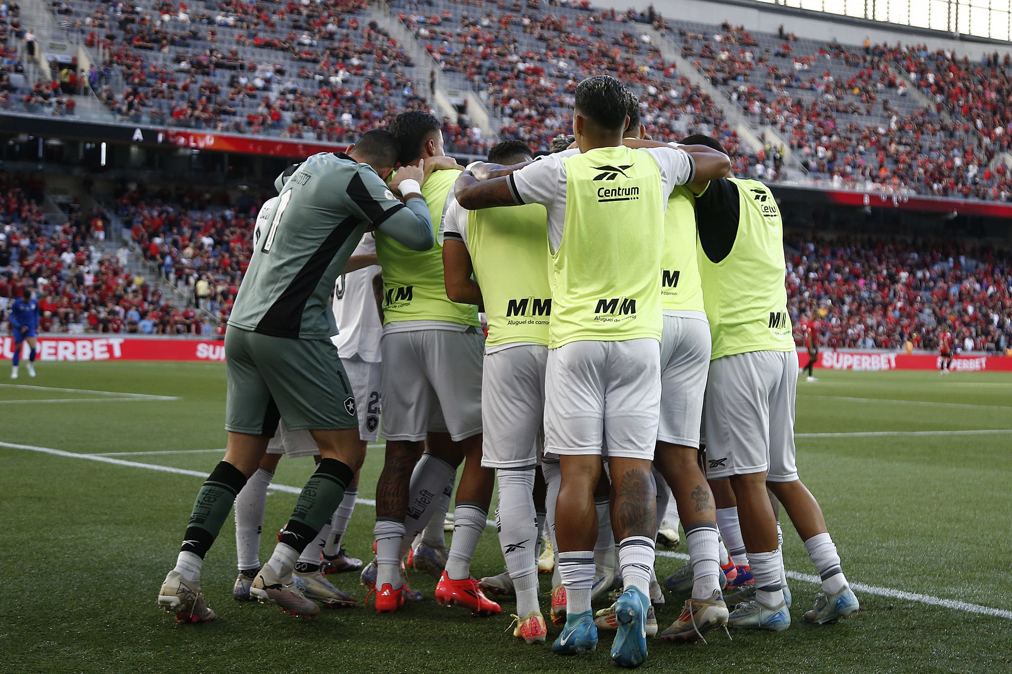 Jogadores reservas do Botafogo comemoram gol de Igor Jesus