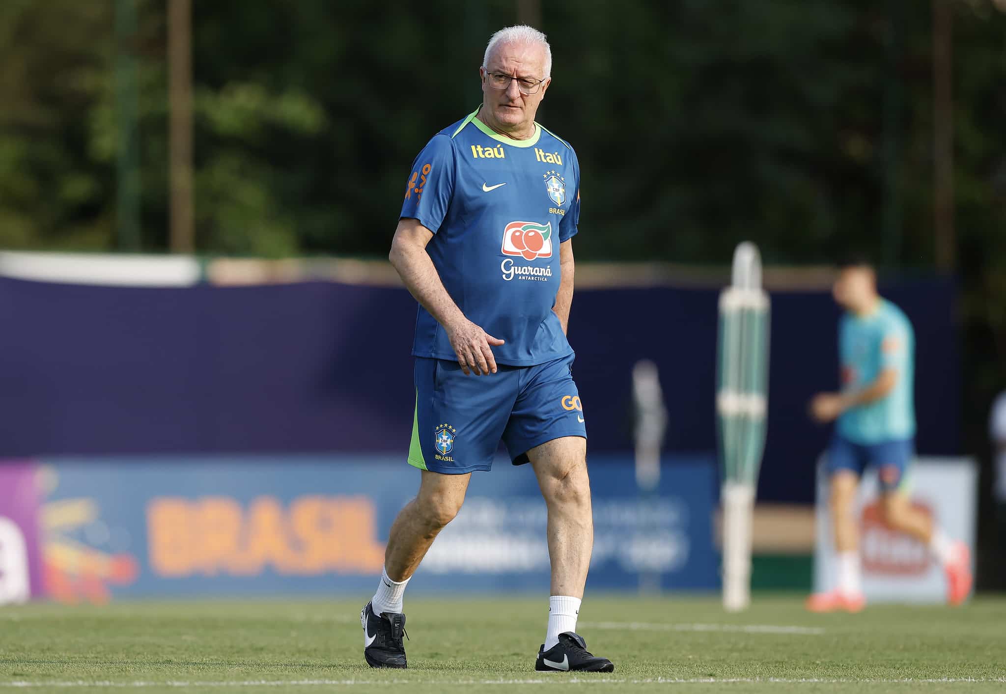 Dorival J&uacute;nior, no comando do treino da Sele&ccedil;&atilde;o na Academia de Futebol