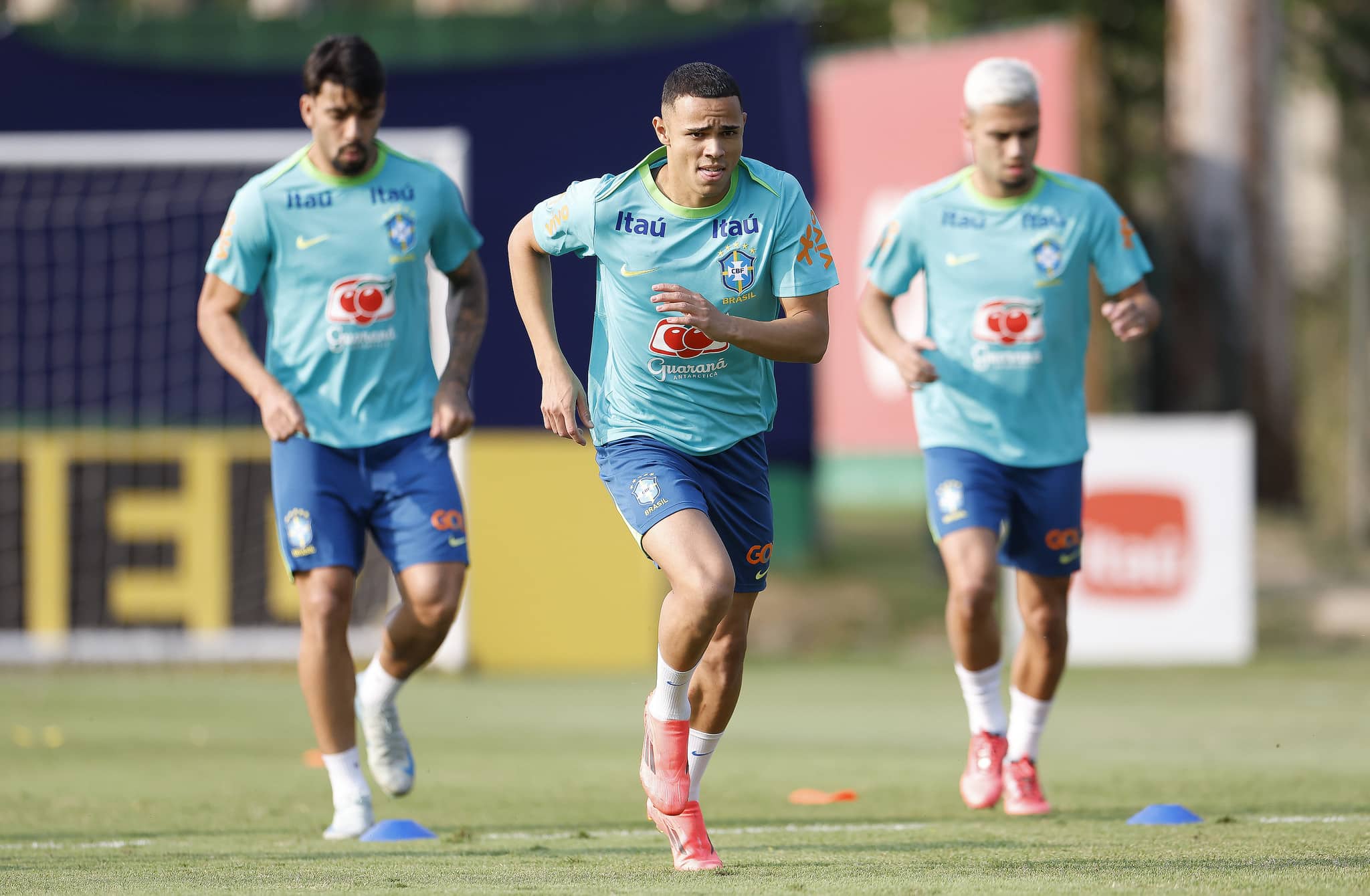 Vanderson, em a&ccedil;&atilde;o no treino da Sele&ccedil;&atilde;o