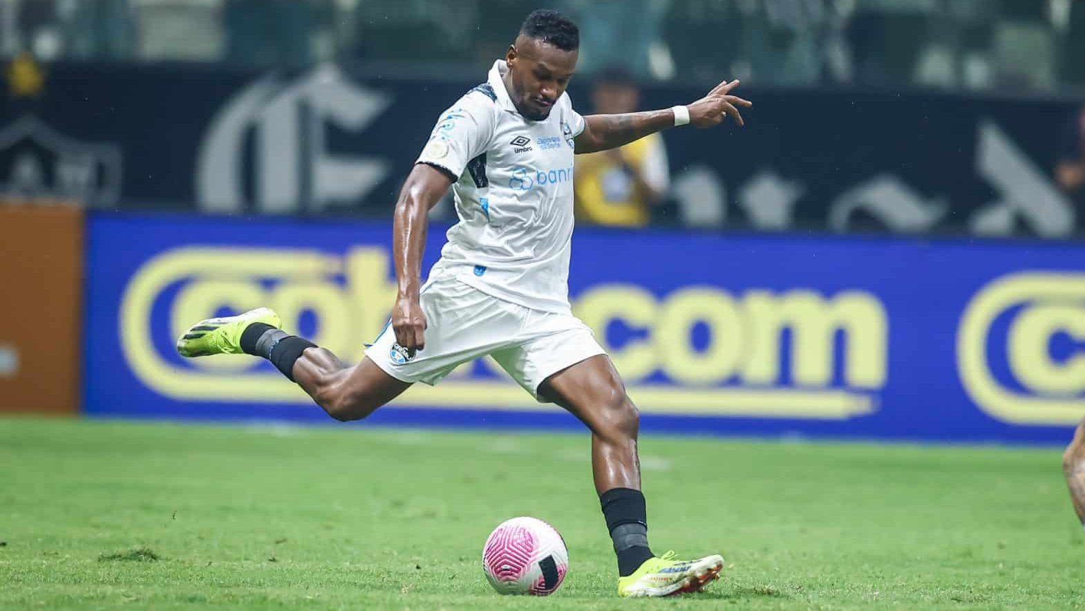 Titular e inspirado no filho, Edenilson encara primeiro Gre-Nal pelo Gr&ecirc;mio no Beira-Rio