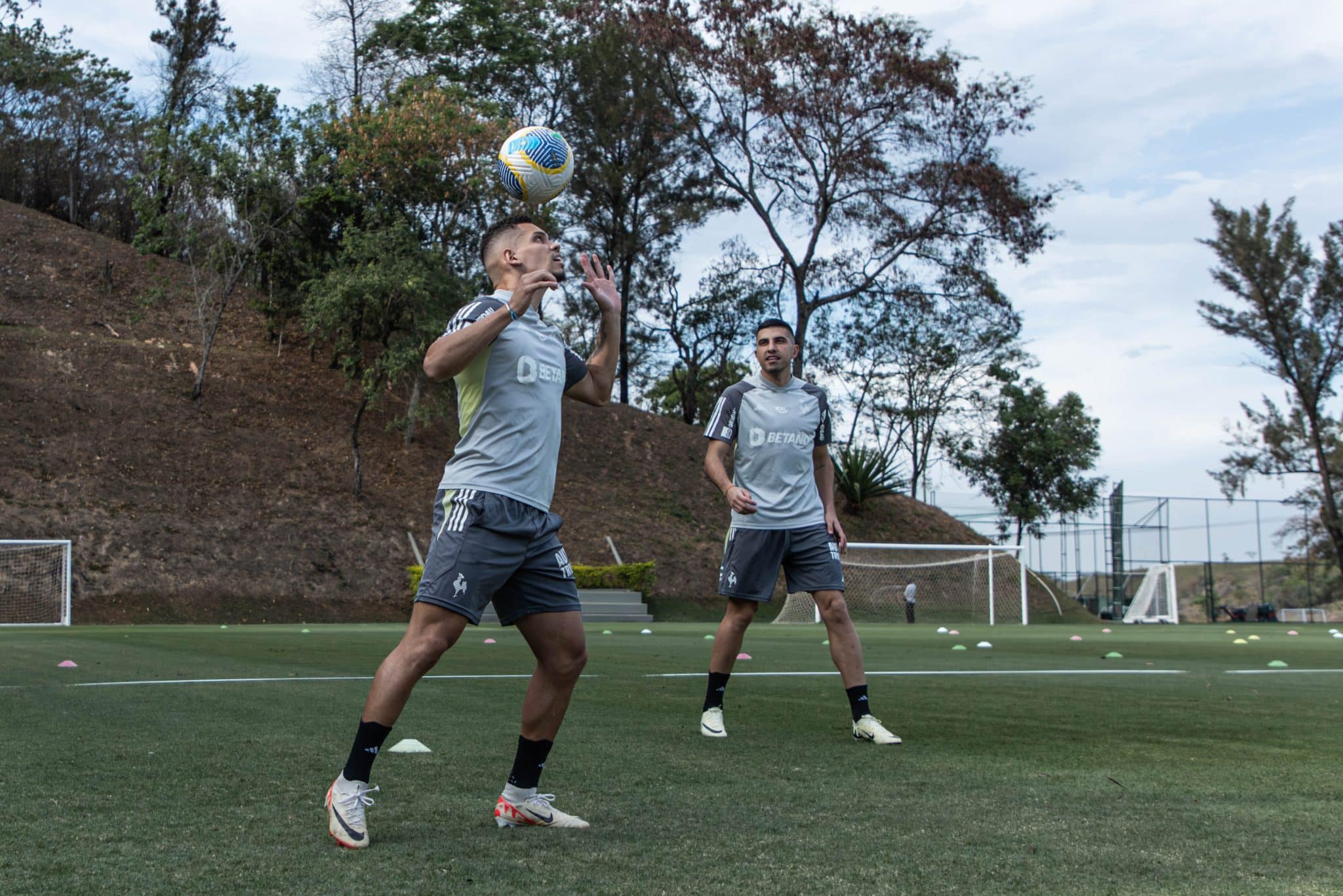 Paulinho em treinamento na Cidade do Galo
