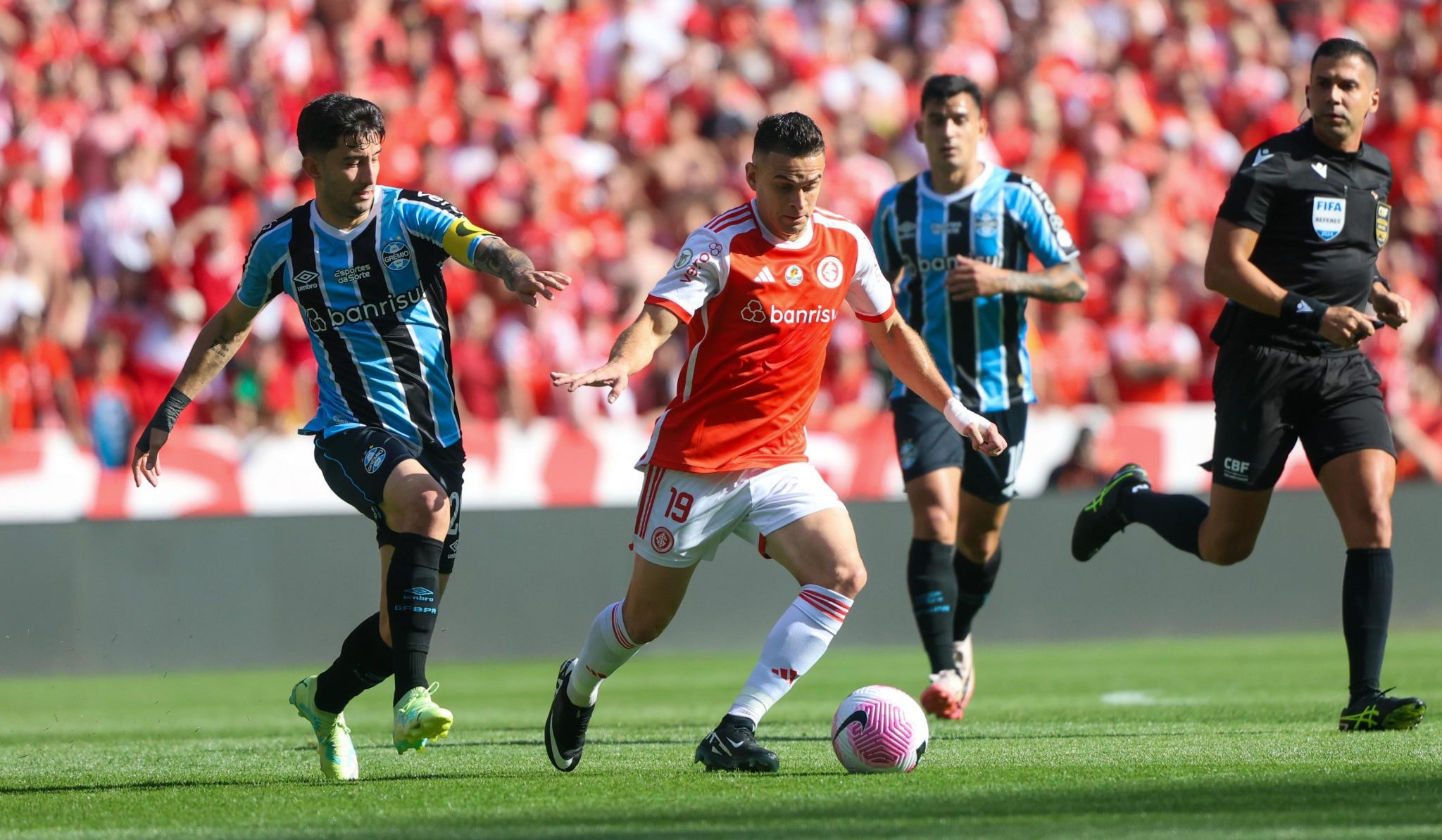 Em seu primeiro Gre-Nal, Borr&eacute; se redime e quebra tabu de 50 anos do Internacional