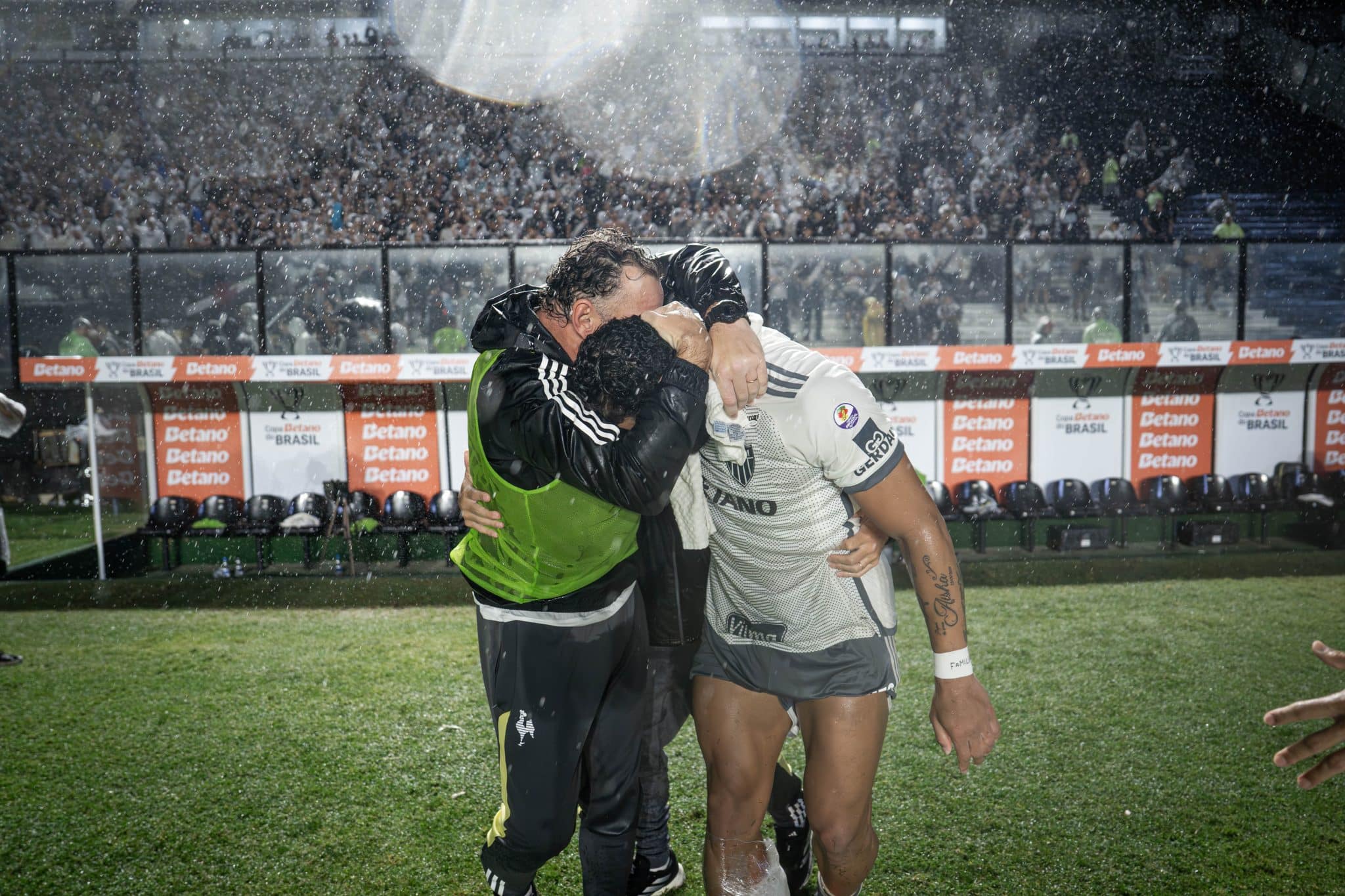 Milito e Hulk celebram classifica&ccedil;&atilde;o do Atl&eacute;tico a final 