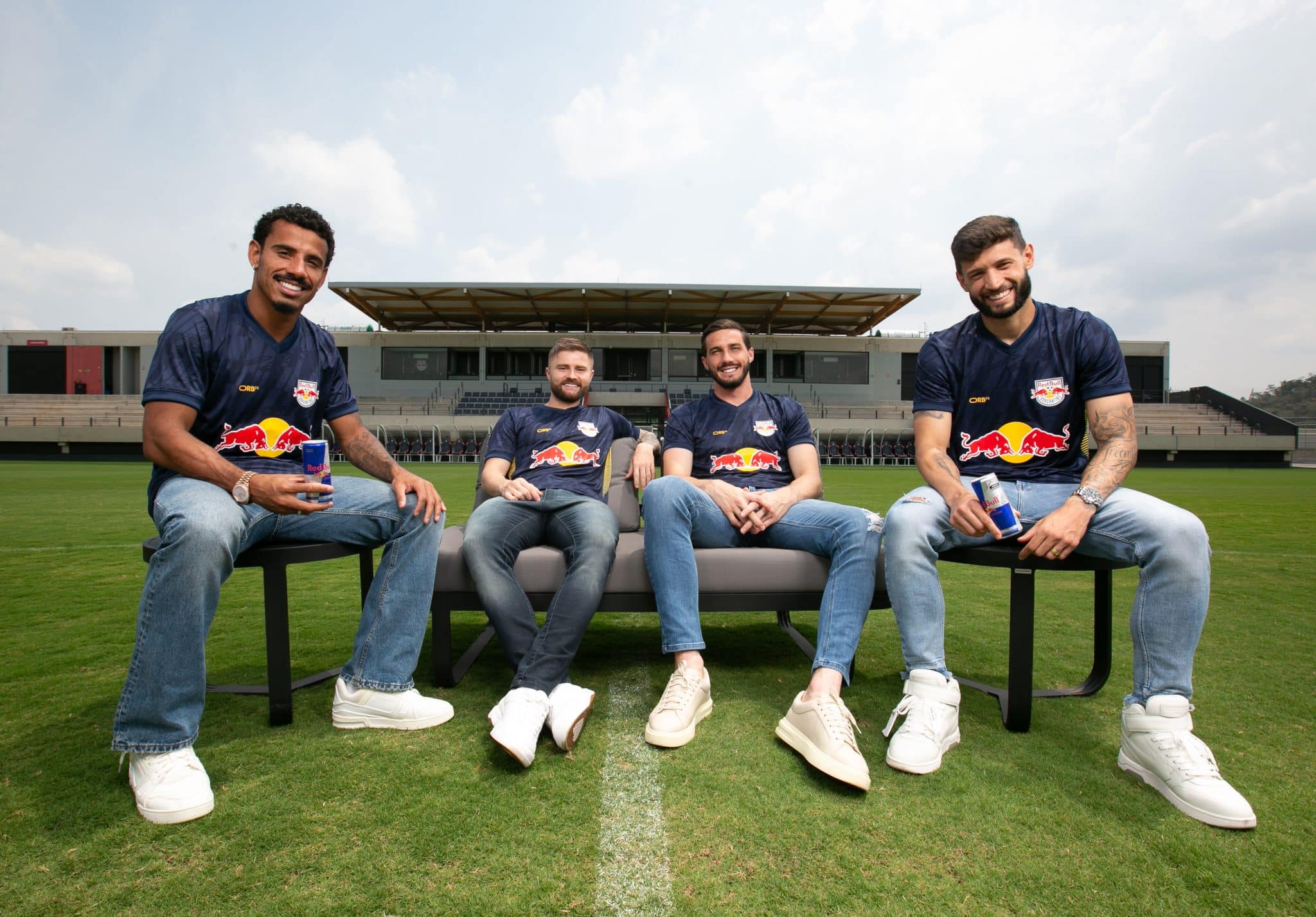 Red Bull Bragantino e Oracle Red Bull Racing lan&ccedil;am camisa em homenagem aos 20 anos da escuderia.