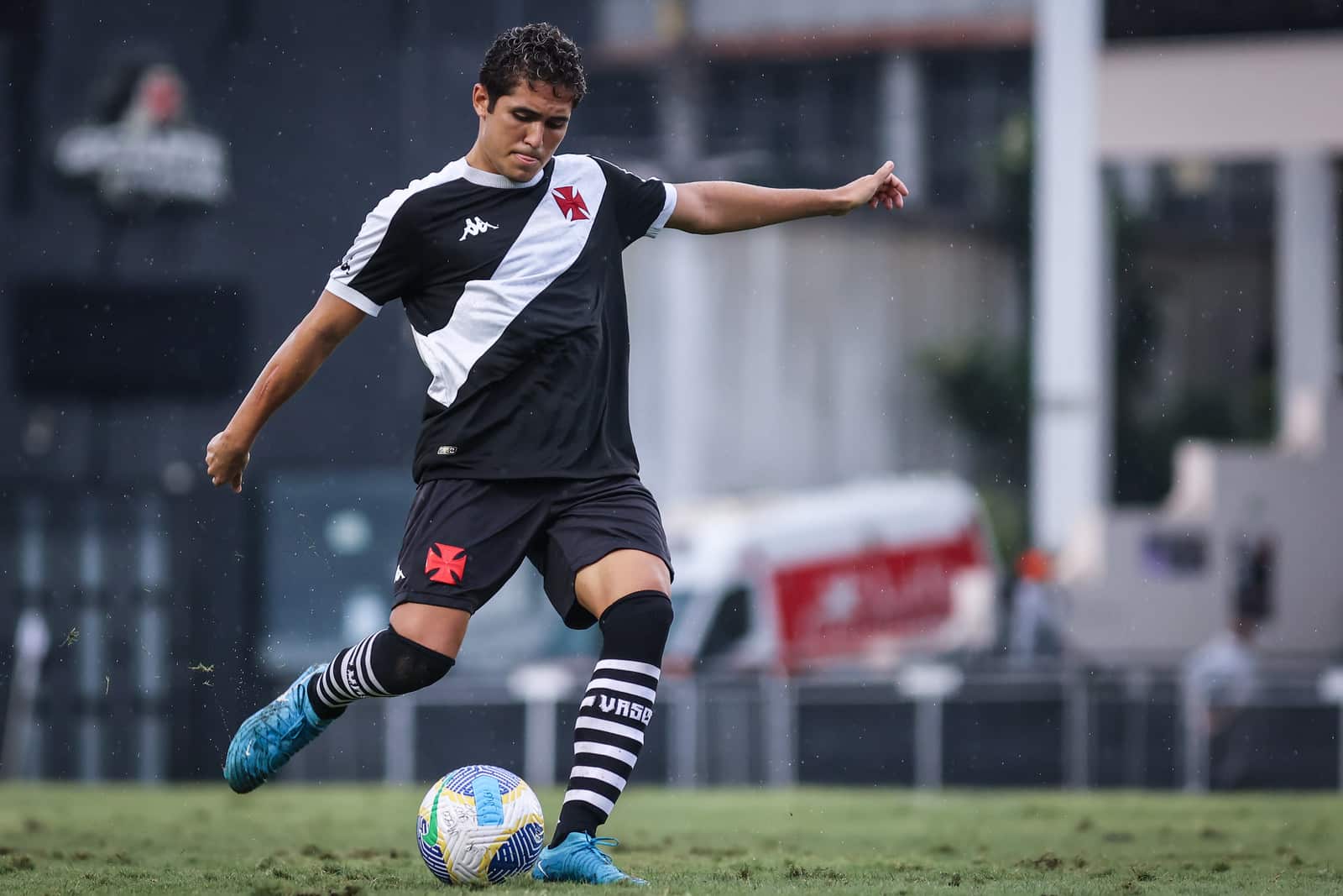 Paulinho j&aacute; tem contrato com o Vasco v&aacute;lido at&eacute; 2028 (Foto: Dikran Sahagian/Vasco)