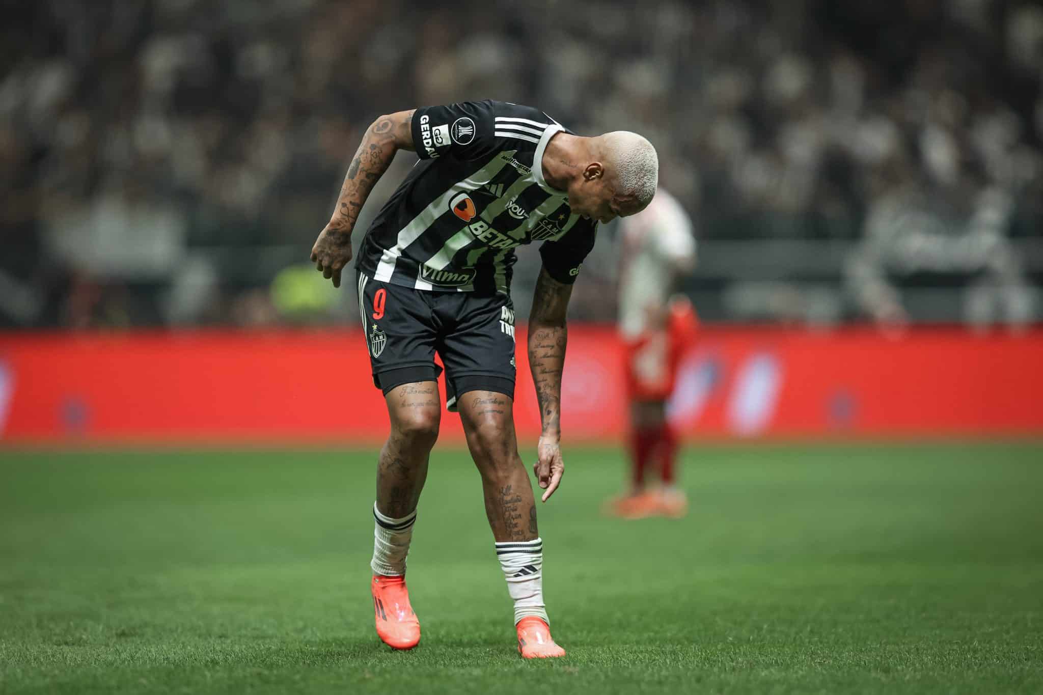 Deyverson aponta para a tatuagem da ta&ccedil;a da Libertadores, que fez quando marcou o t&iacute;tulo da competi&ccedil;&atilde;o em 2019 