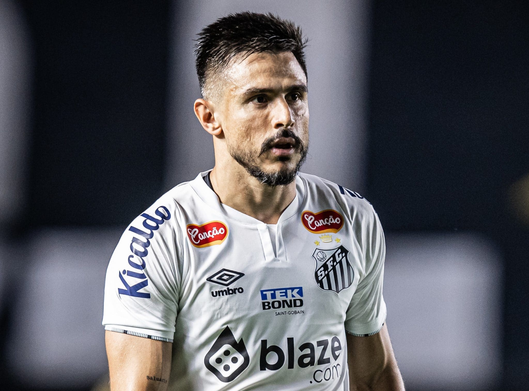 Emprestado pelo Fluminense? Presidente do Santos se perde ao explicar poss&iacute;vel renova&ccedil;&atilde;o de Willian