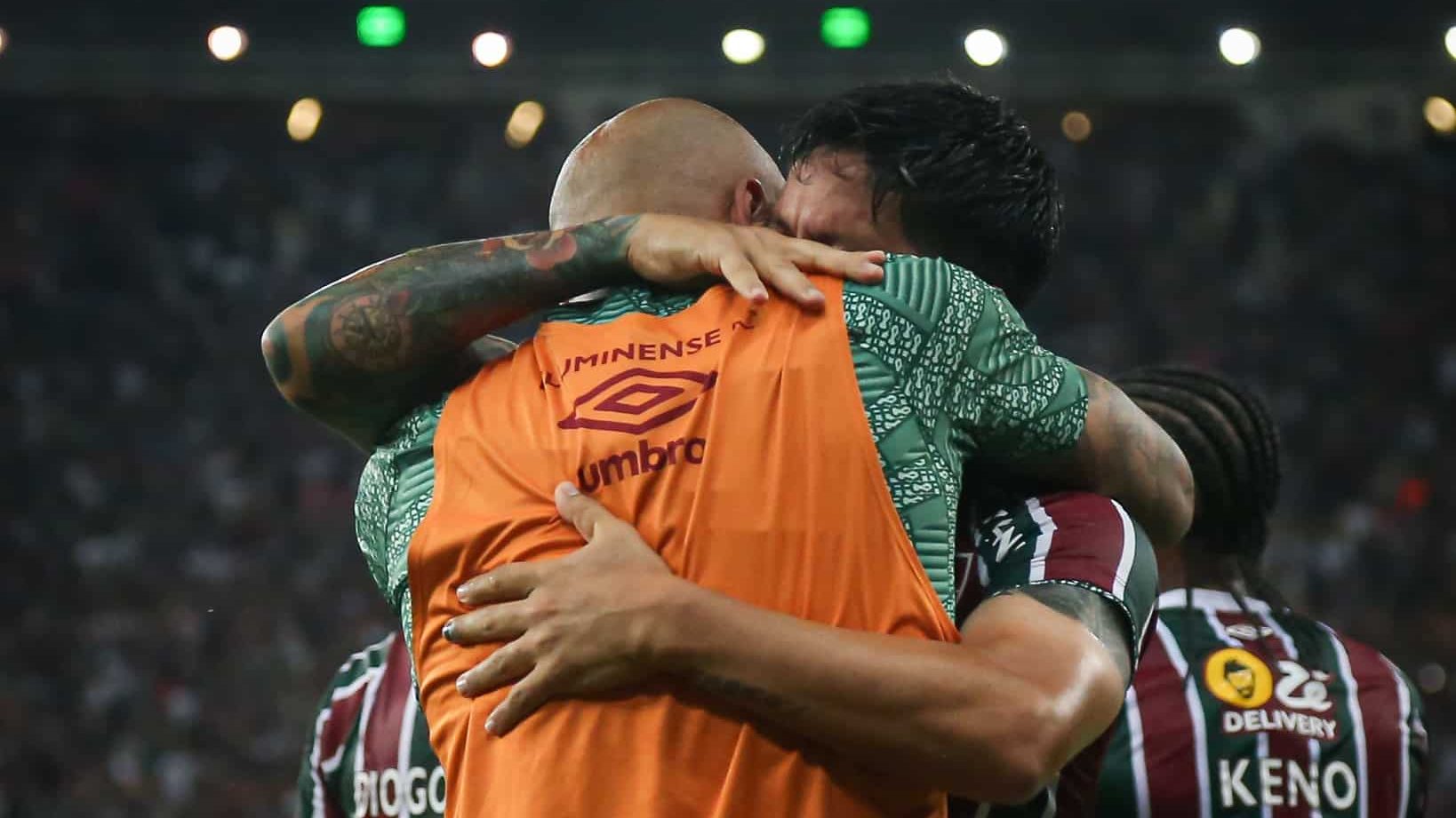 Emocionado, Germ&aacute;n Cano abra&ccedil;a Felipe Melo, pe&ccedil;a importante em sua recupera&ccedil;&atilde;o no Fluminense - Foto: Marcelo Gon&ccedil;alves/FFC