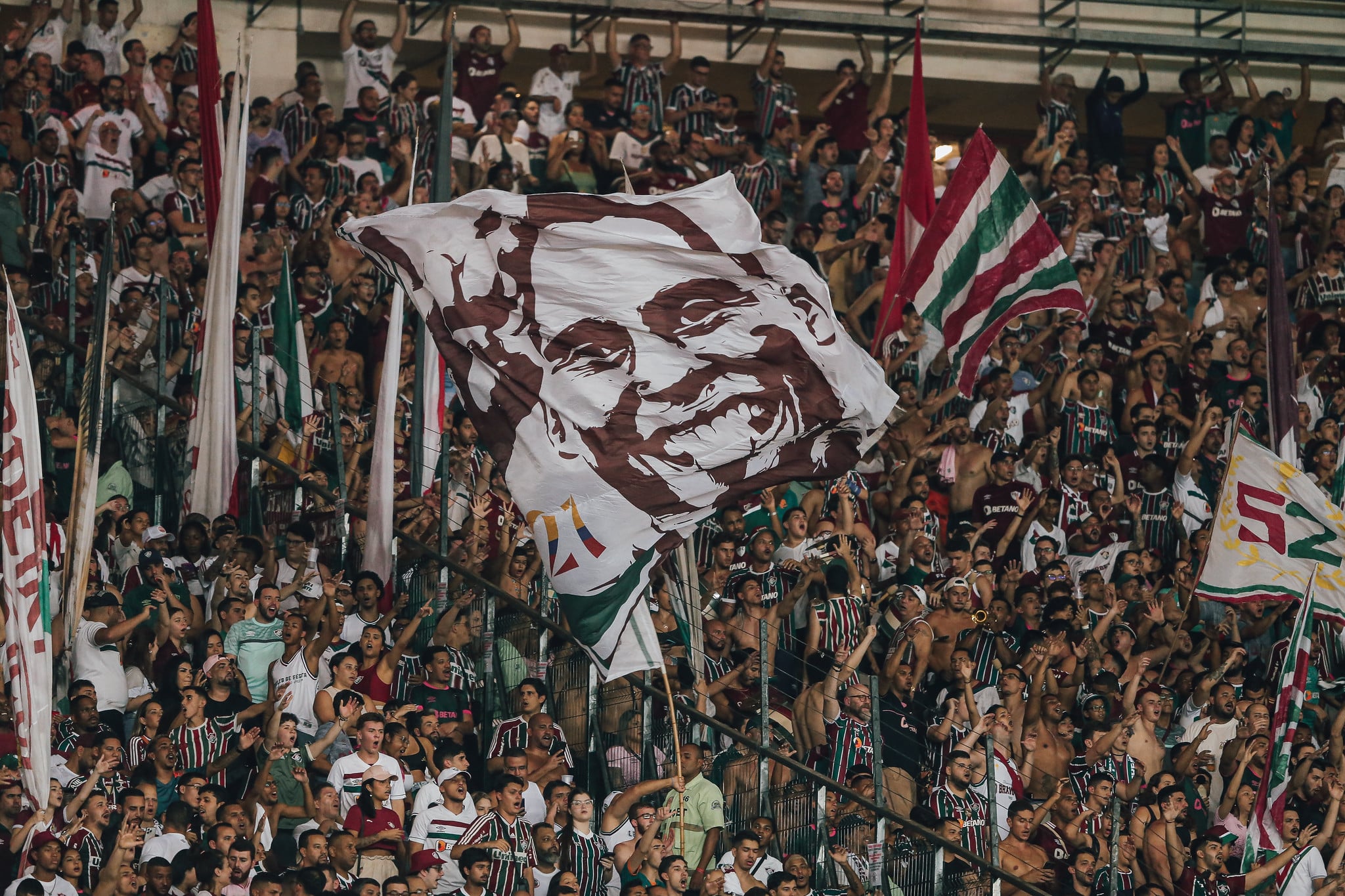 Mais de 39 mil tricolores foram ao Maracan&atilde; na ter&ccedil;a &agrave; noite, em p&eacute;ssimo hor&aacute;rio, ajudar o Fluminense a se afastar da zona de rebaixamento do Brasileir&atilde;o - Foto: Marcelo Gon&ccedil;alves/FFC