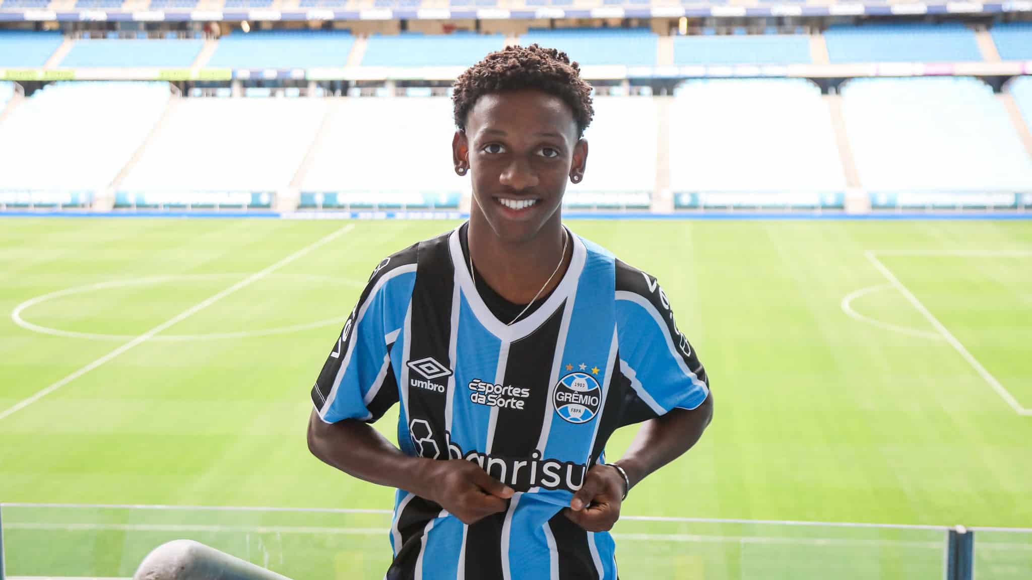Alvo do Chelsea, maior promessa da base do Gr&ecirc;mio assina primeiro contrato profissional
