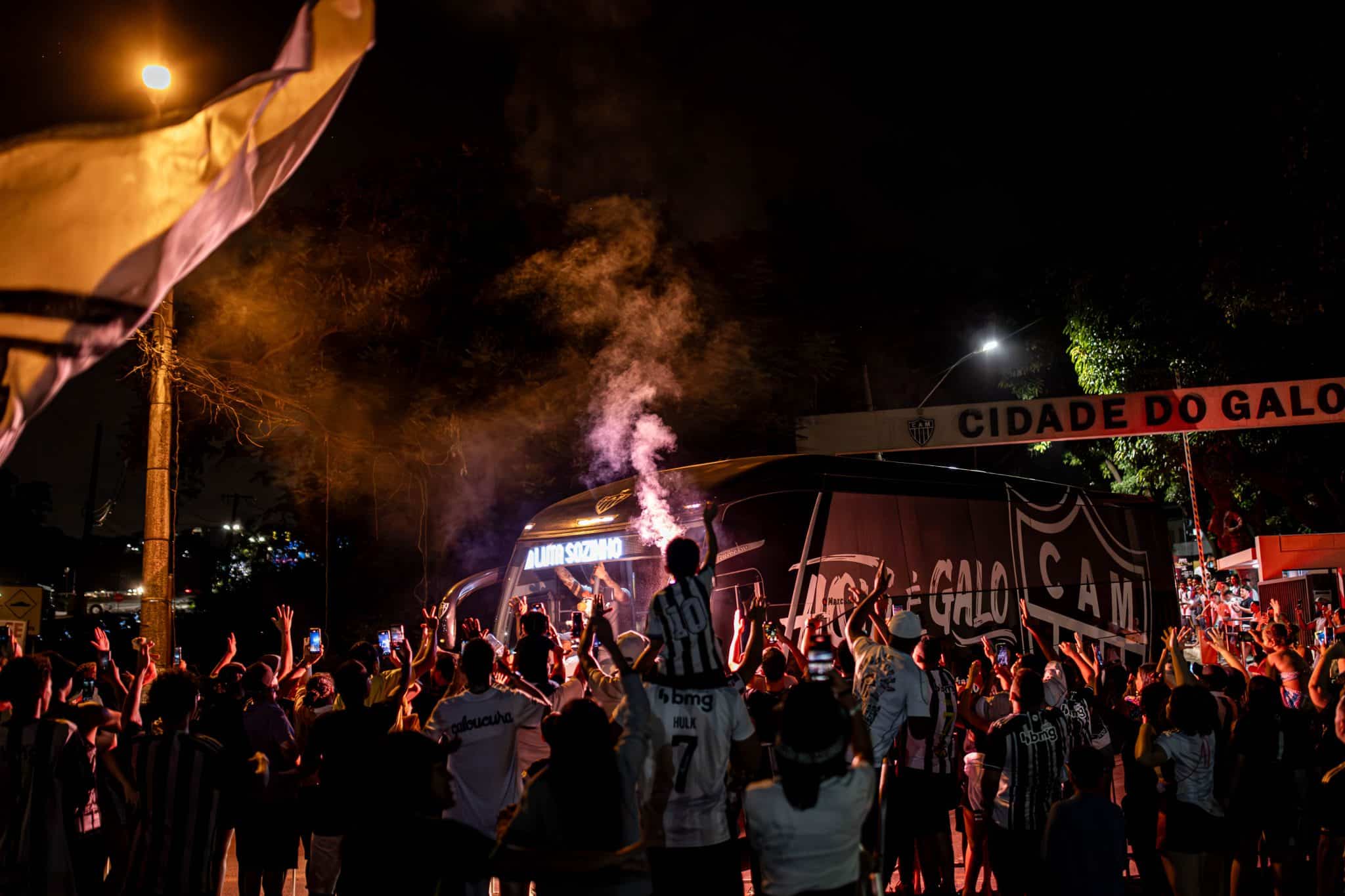 Torcida do Galo deu seu apoio ao time na sa&iacute;da de BH