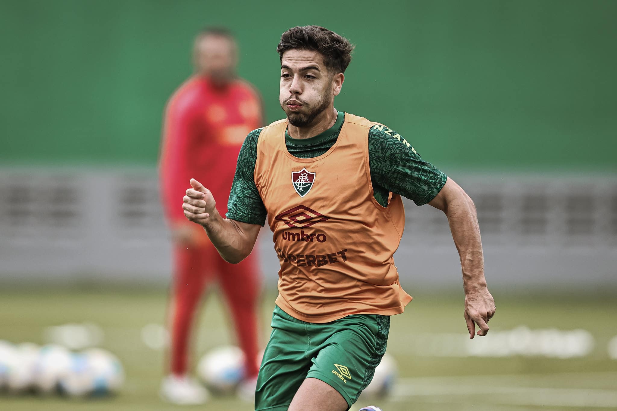 Nonato retirou a m&aacute;scara de prote&ccedil;&atilde;o e est&aacute; liberado no Fluminense - Foto: MARCELO GON&Ccedil;ALVES / FLUMINENSE FC