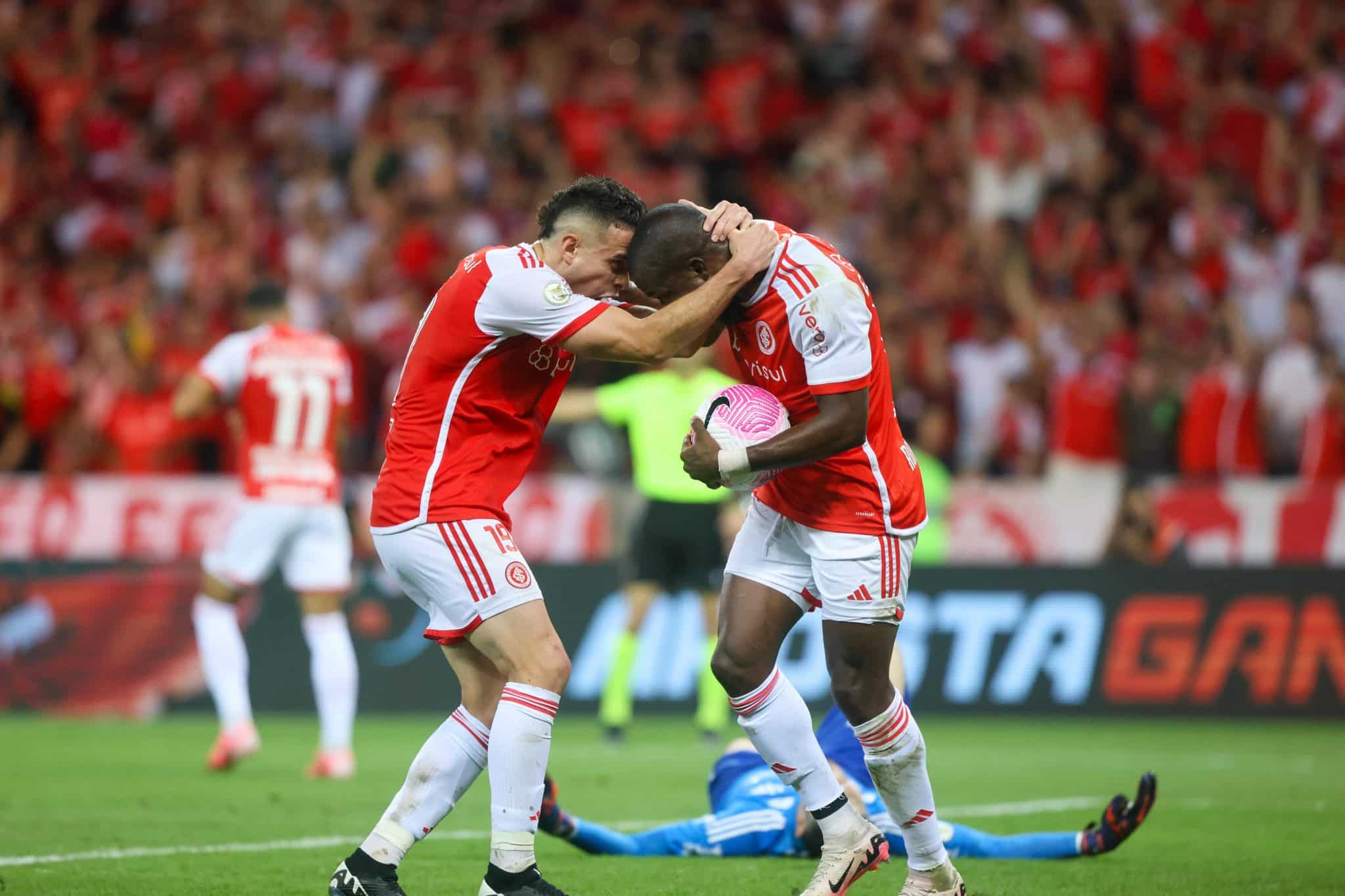 Borr&eacute; abra&ccedil;a Enner Valencia ap&oacute;s gol do equatoriano sobre o Flamengo