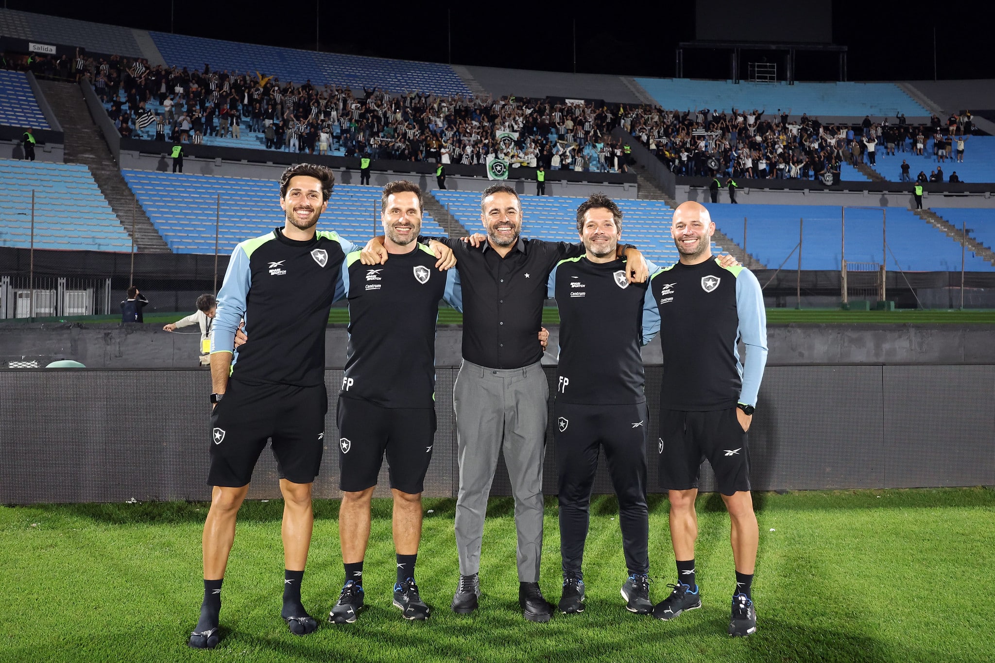 Artur Jorge voltou ao gramado para tirar foto com comiss&atilde;o t&eacute;cnica (Foto: Vitor Silva/Botafogo)