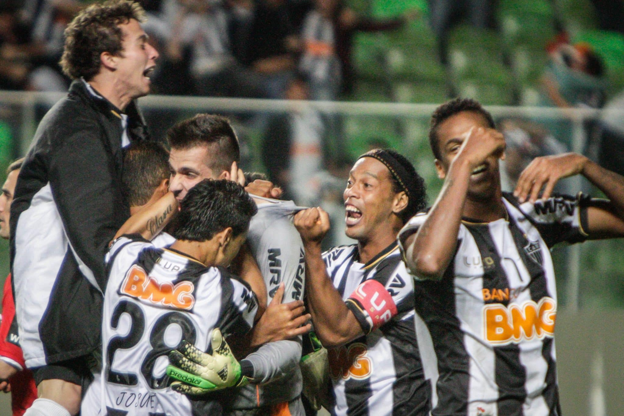 Jogadores celebram vit&oacute;ria contra o NOB em 2013