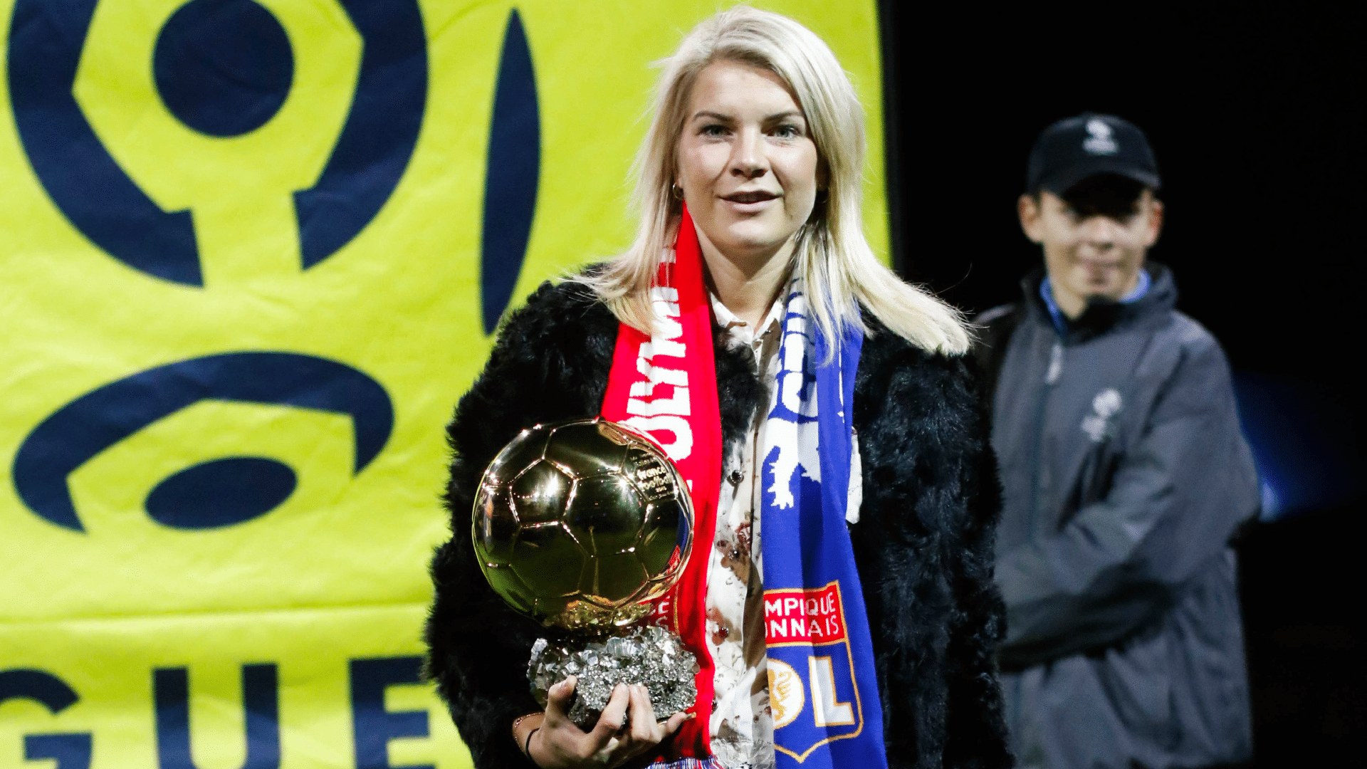 Ada Hegerberg, do Lyon, com a Bola de Ouro