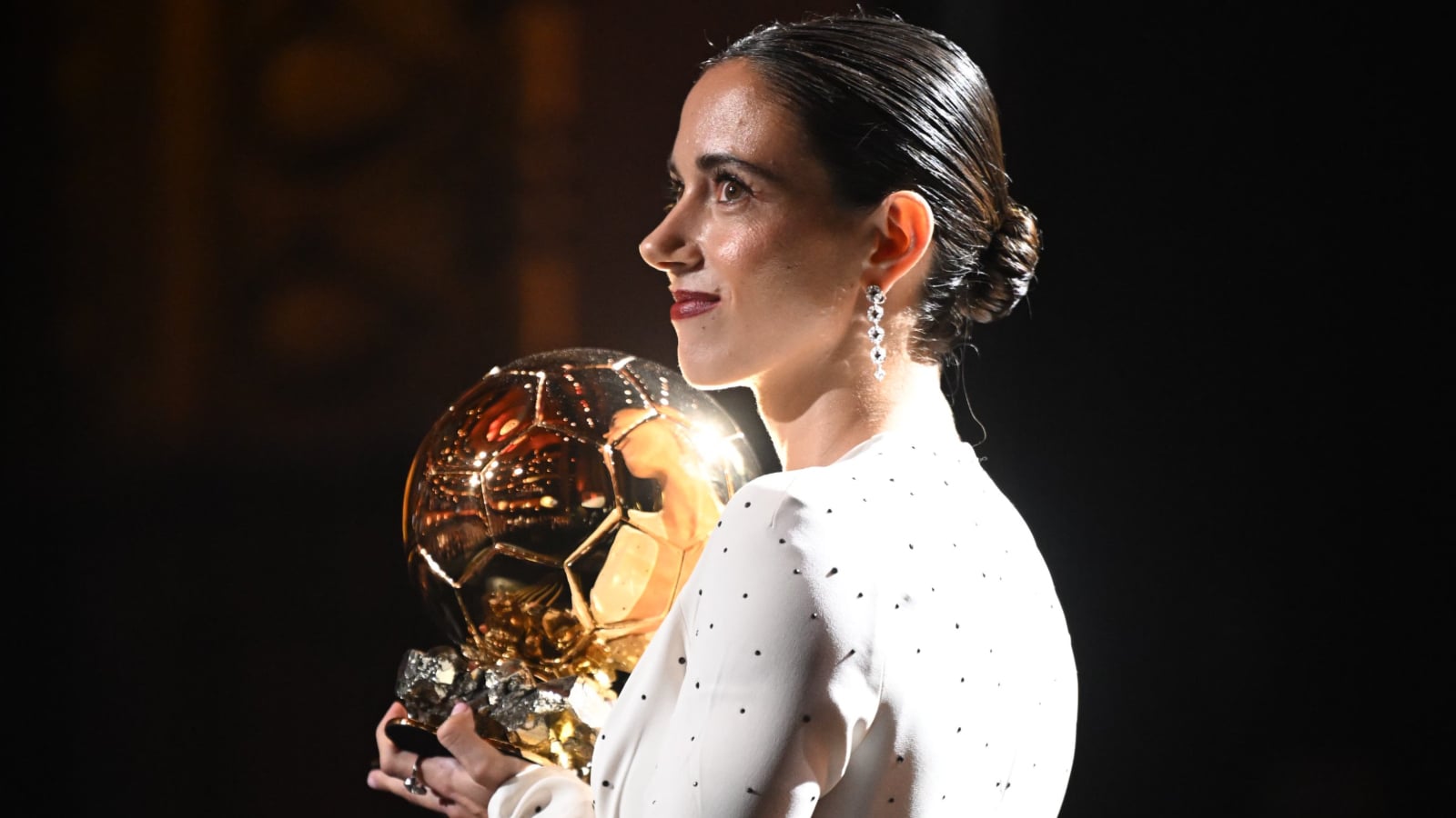 Aitana Bonmat&iacute;, do Barcelona, segura sua segunda Bola de Ouro