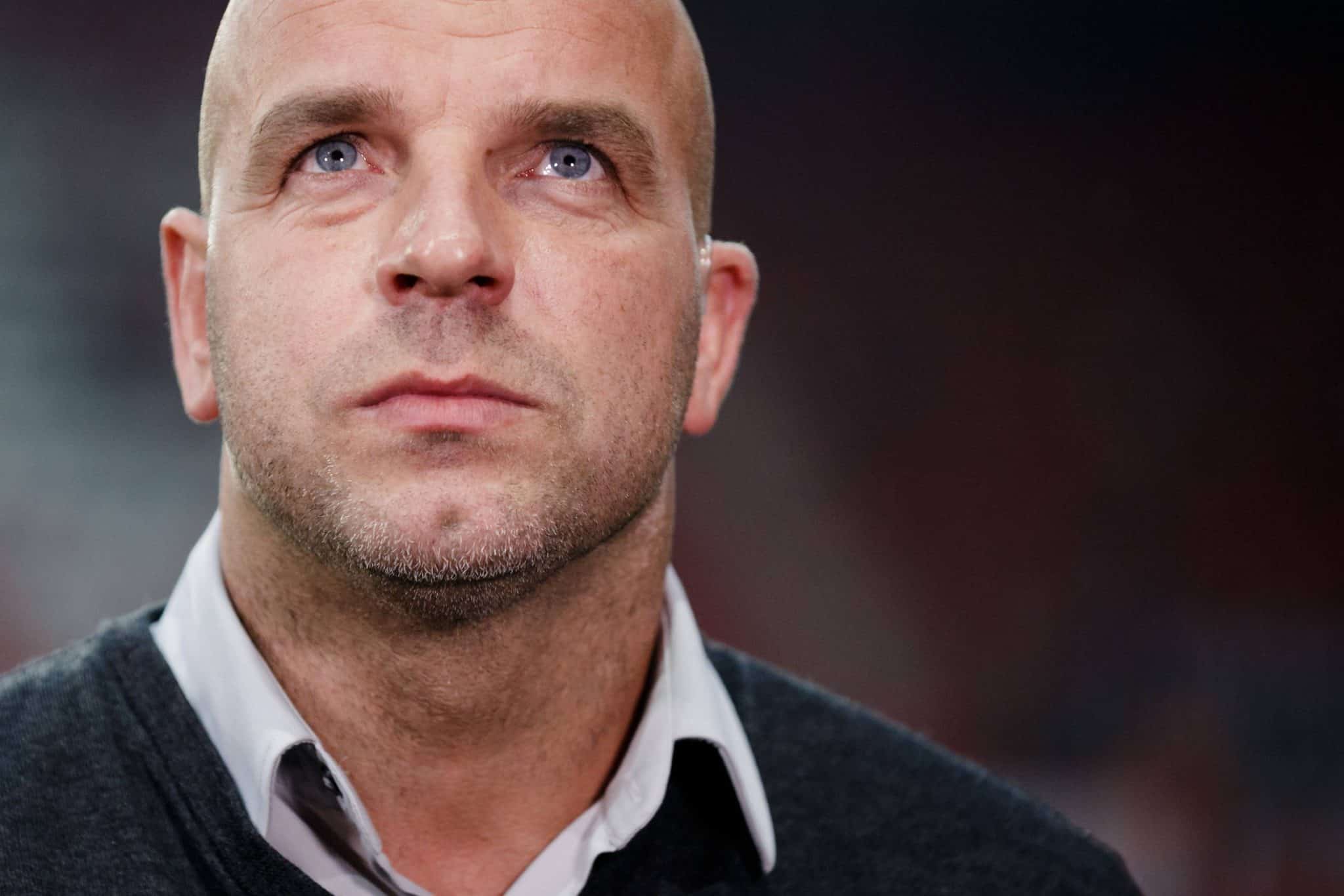 Andy van der Meyde emocionado em homenagem do Twente