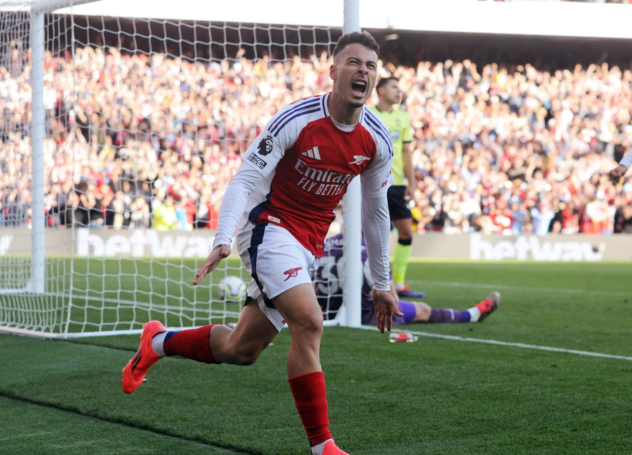 Martinelli decisivo e Saka inspirado mant&ecirc;m invencibilidade do Arsenal