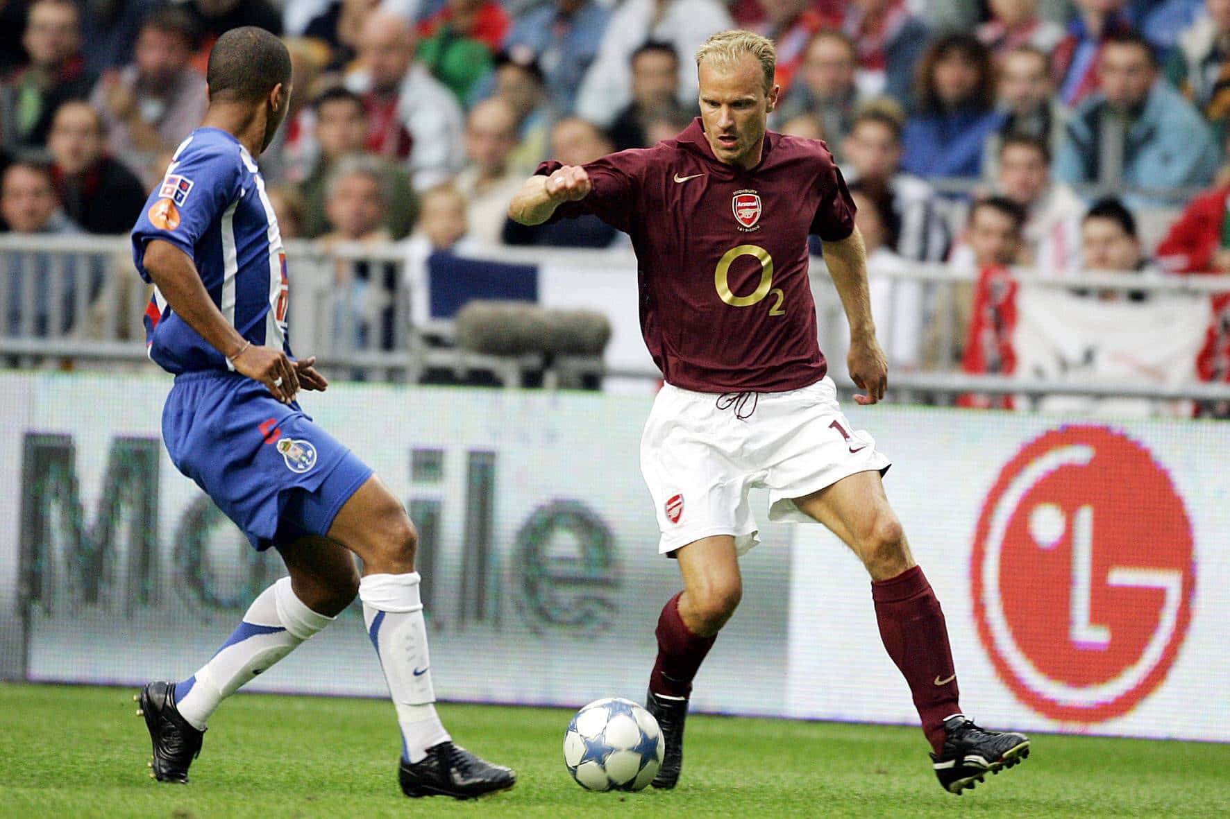 Bergkamp brilhou pelo Arsenal, e elevou o n&iacute;vel de centroavantes na liga inglesa