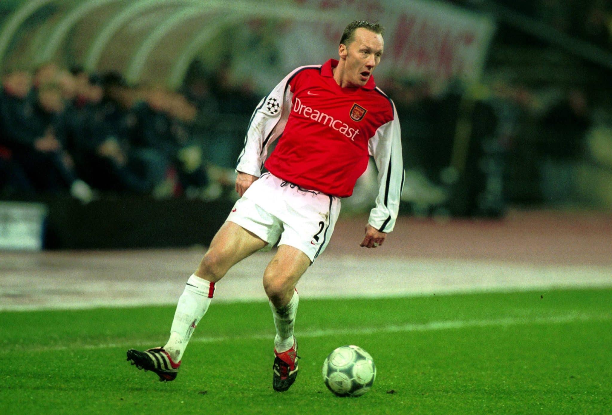 Lee Dixon marcou &eacute;poca por ser um lateral bom na defesa, e melhor ainda no ataque