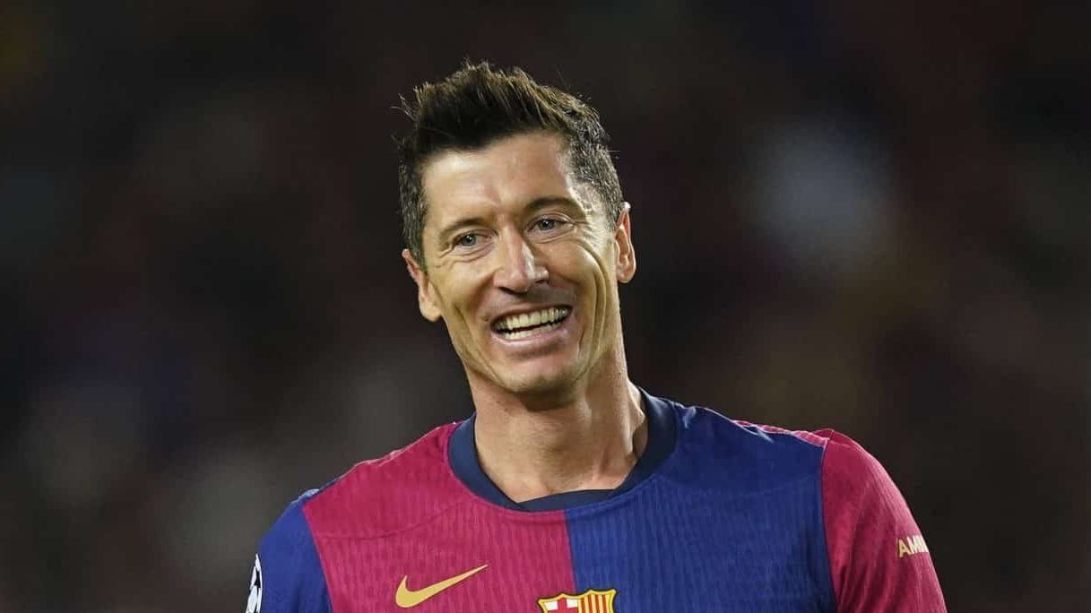 Sob os olhares de Szczesny, Barcelona vence a primeira na Champions com show de brasileiro