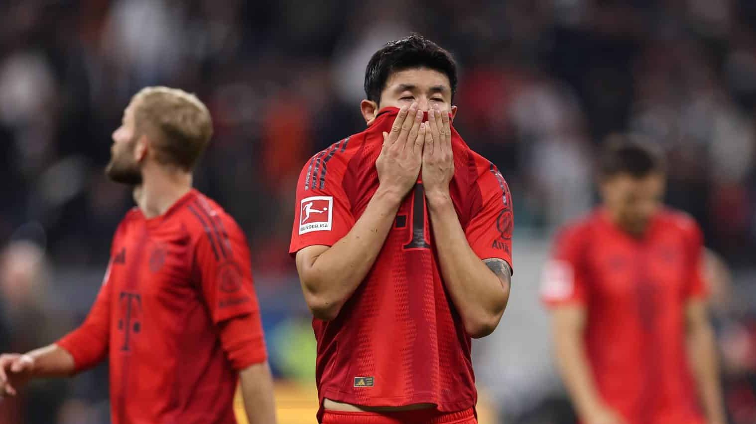 Zagueiros artilheiros do Bayern tomam baile na defesa em empate com o Frankfurt