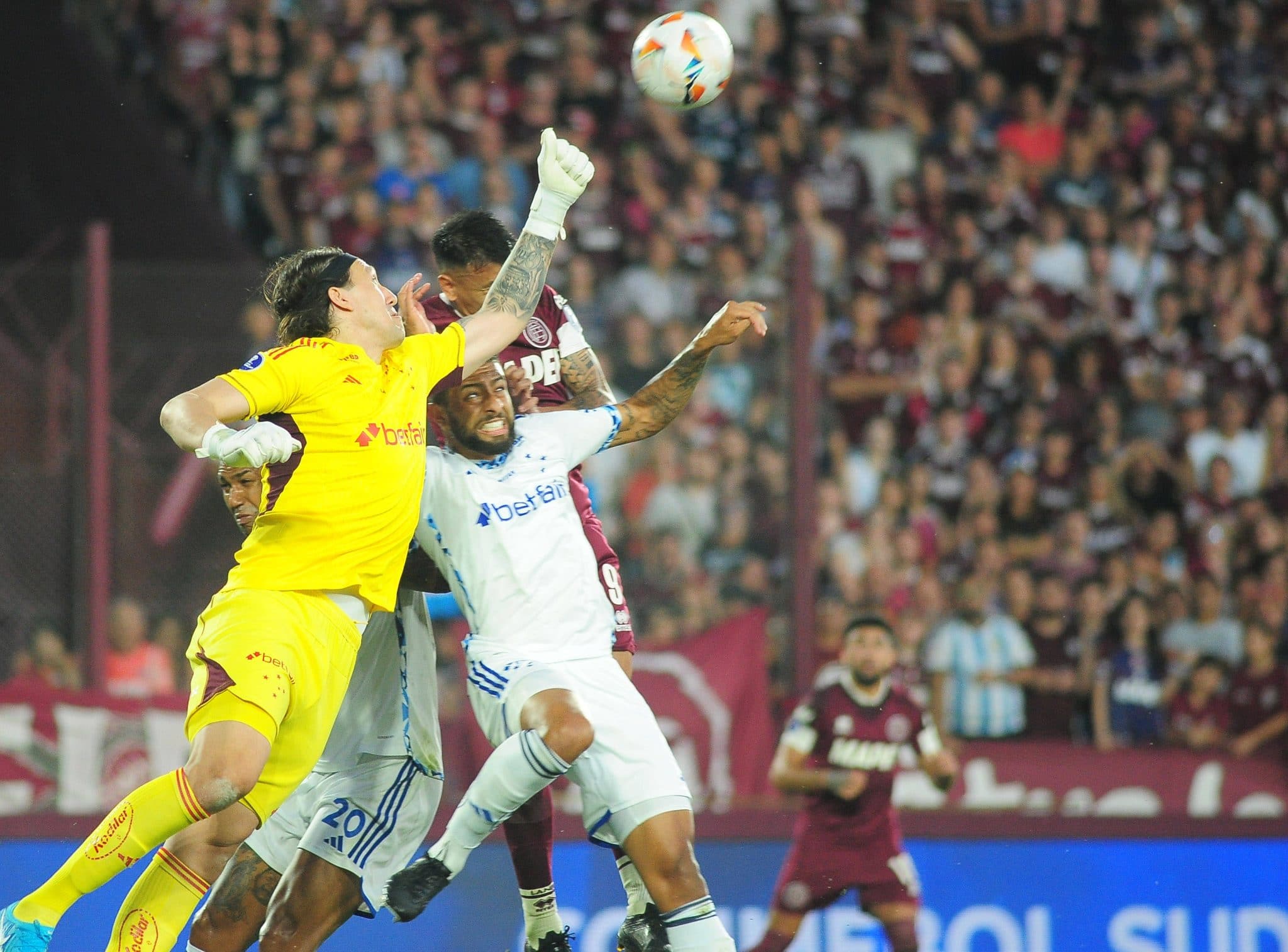 C&aacute;ssio corta bola em Lan&uacute;s 0 x 1 Cruzeiro