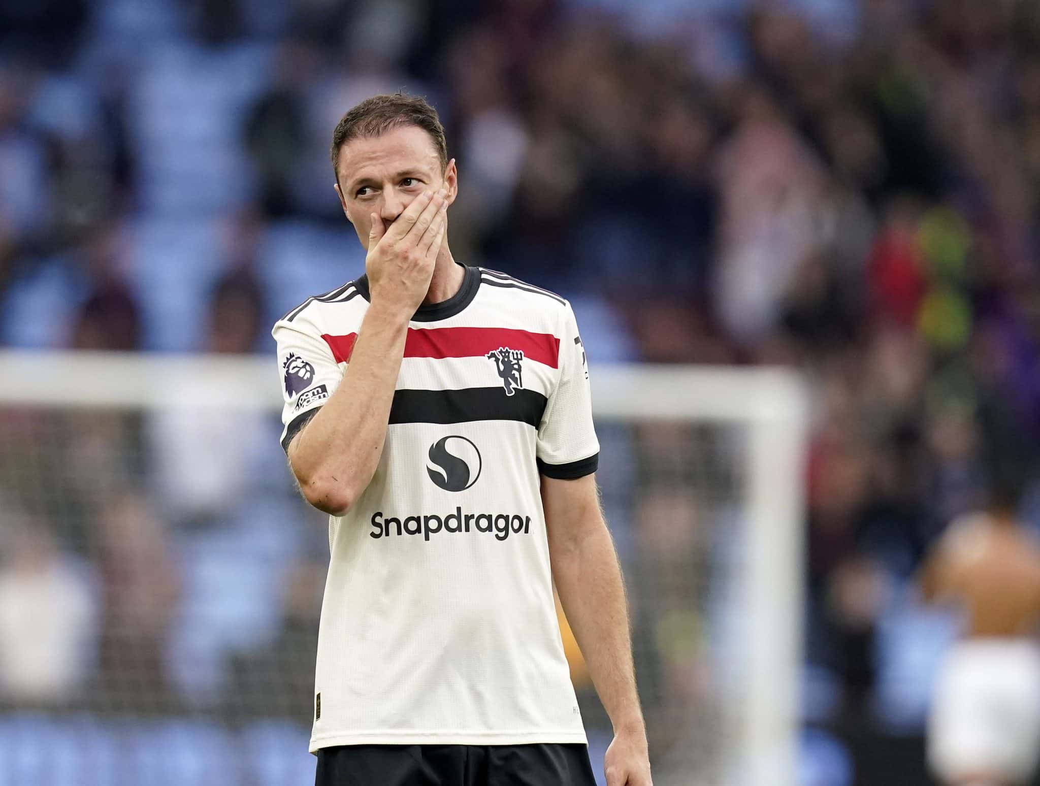 Destaque contra o Aston Villa, Johnny Evans reclamou de especula&ccedil;&otilde;es constantes sobre futuro de Ten Hag