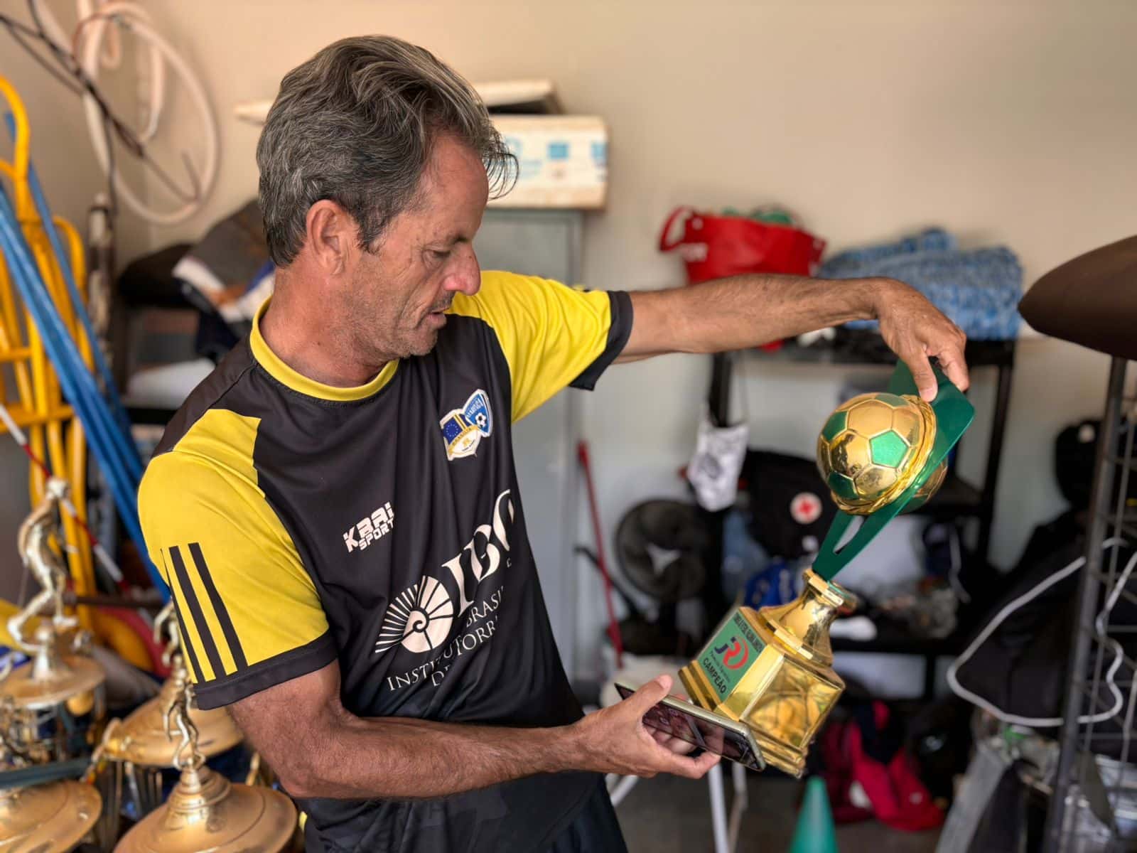 &Eacute;cio Antunes, com um trof&eacute;u conquistado por Endrick no Bras&iacute;lia Academia