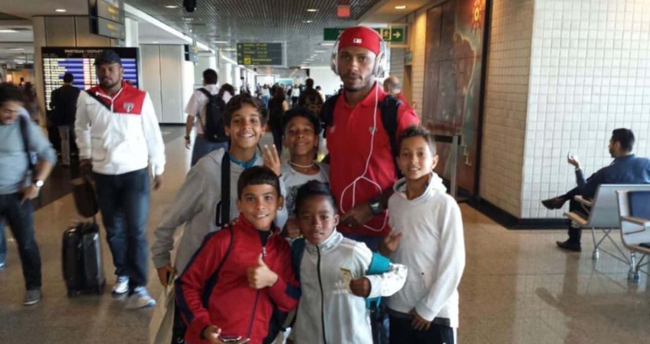 Endrick posa para foto com Paulo Miranda, do S&atilde;o Paulo