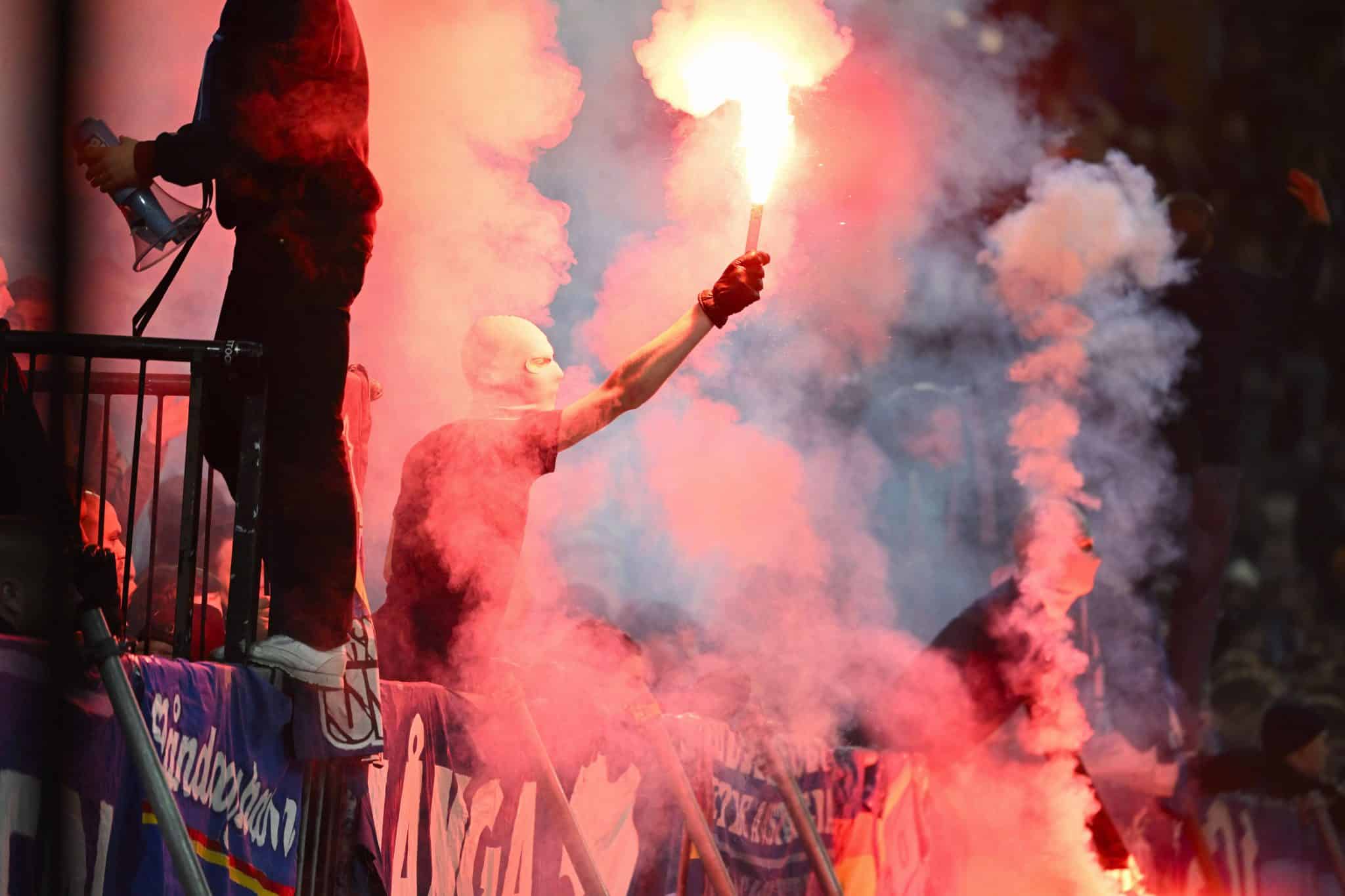 Derby de Estocolmo &eacute; paralisado ap&oacute;s torcida atirar sinalizadores em campo