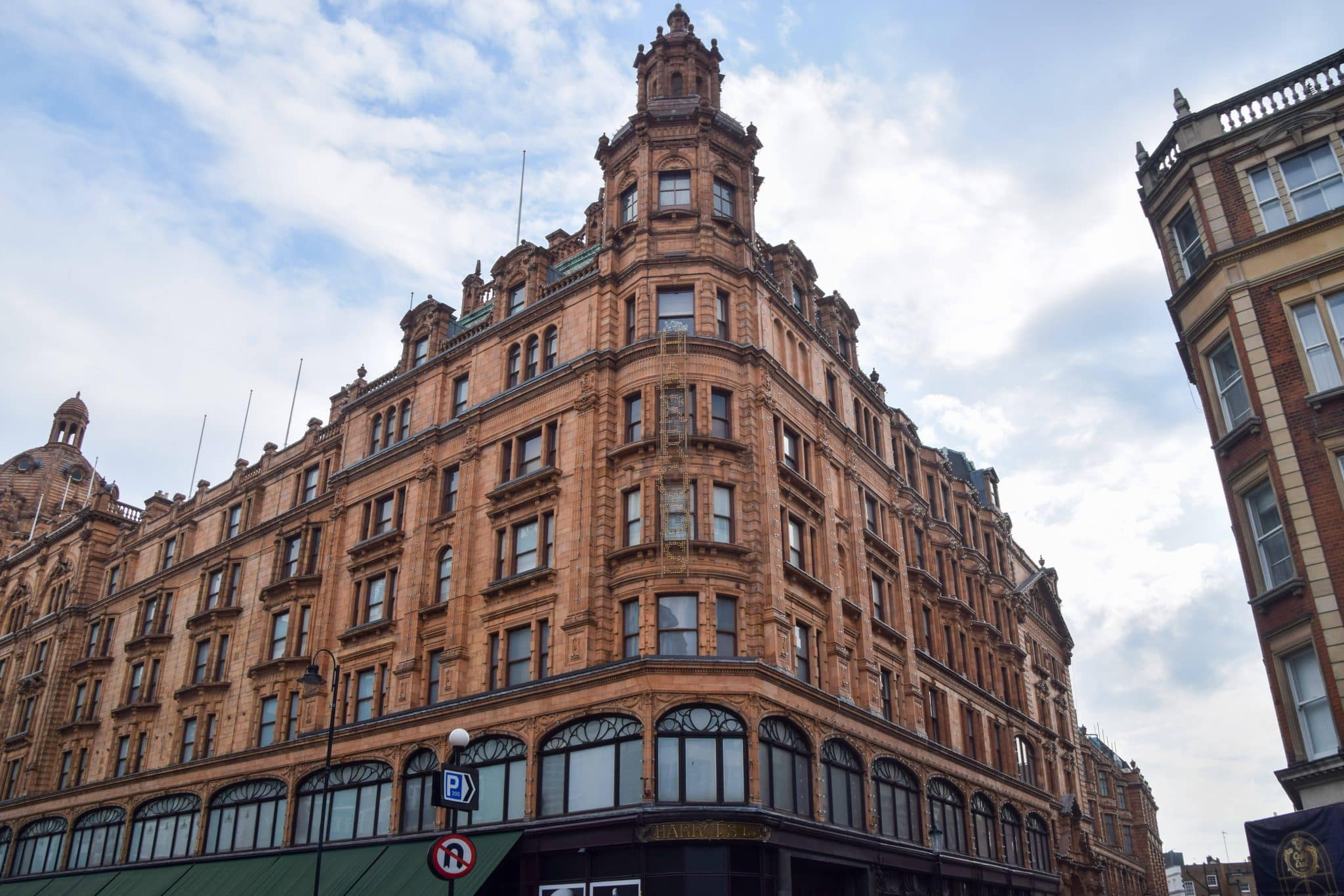 V&iacute;timas de ex-dono do Fulham relatam que bilion&aacute;rio eg&iacute;pcio tinha costume de abusar de funcion&aacute;rias em seu escrit&oacute;rio na Harrods