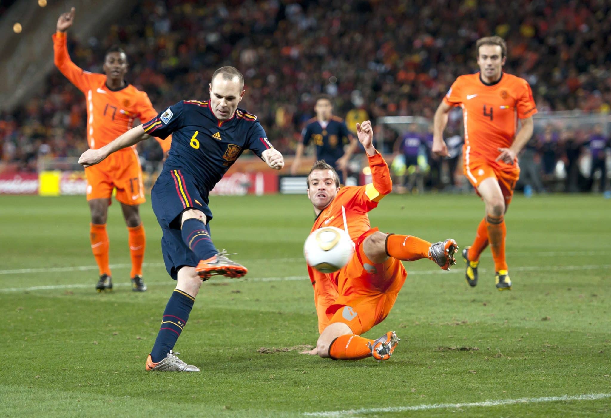 Gol de Iniesta que deu &agrave; Sele&ccedil;&atilde;o Espanhola o primeiro t&iacute;tulo mundial, em 2010. Foto: Icon Sport