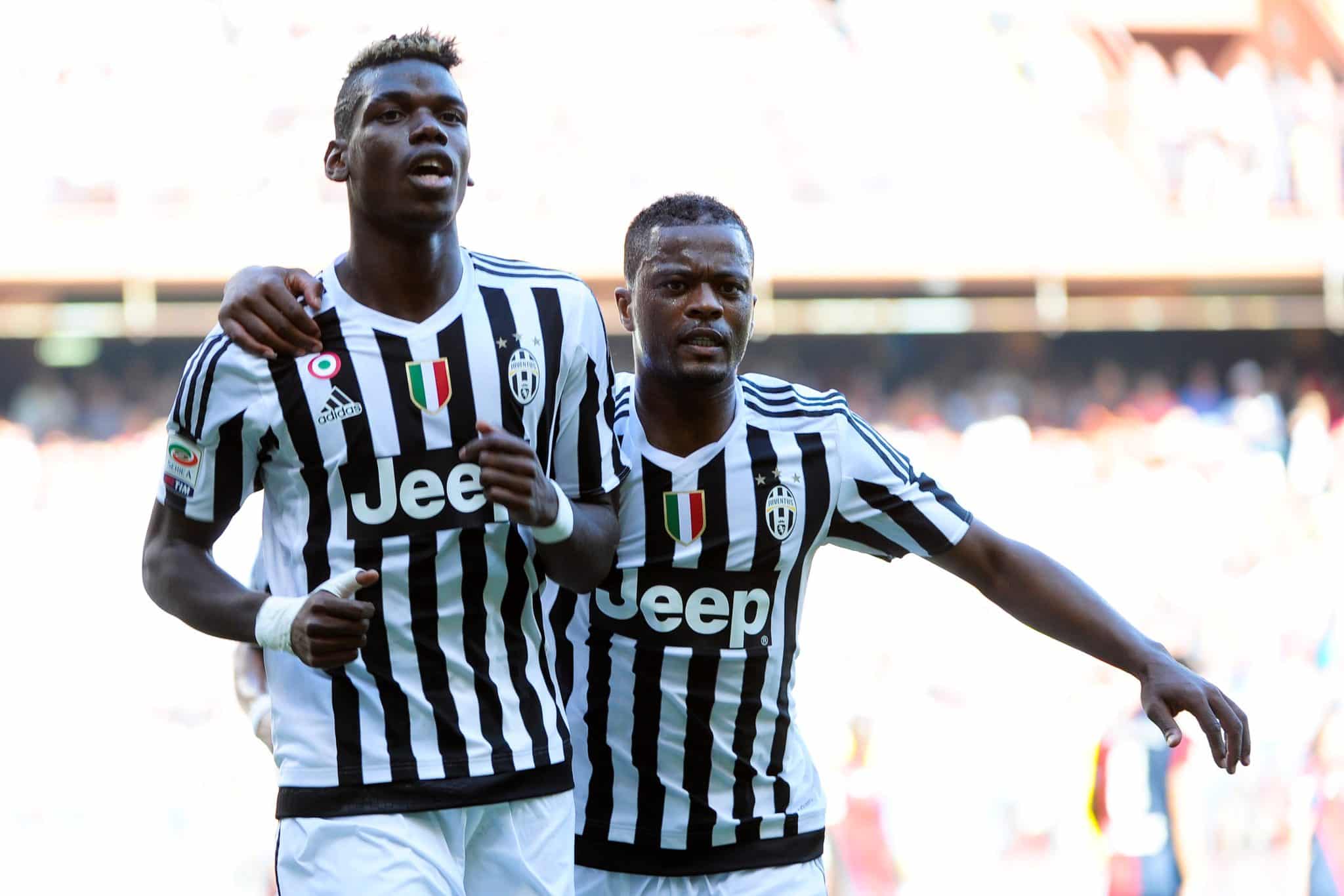 Patrice Evra e Paul Pogba em a&ccedil;&atilde;o pela Juventus na temporada 2015/2016. Foto: Icon Sport
