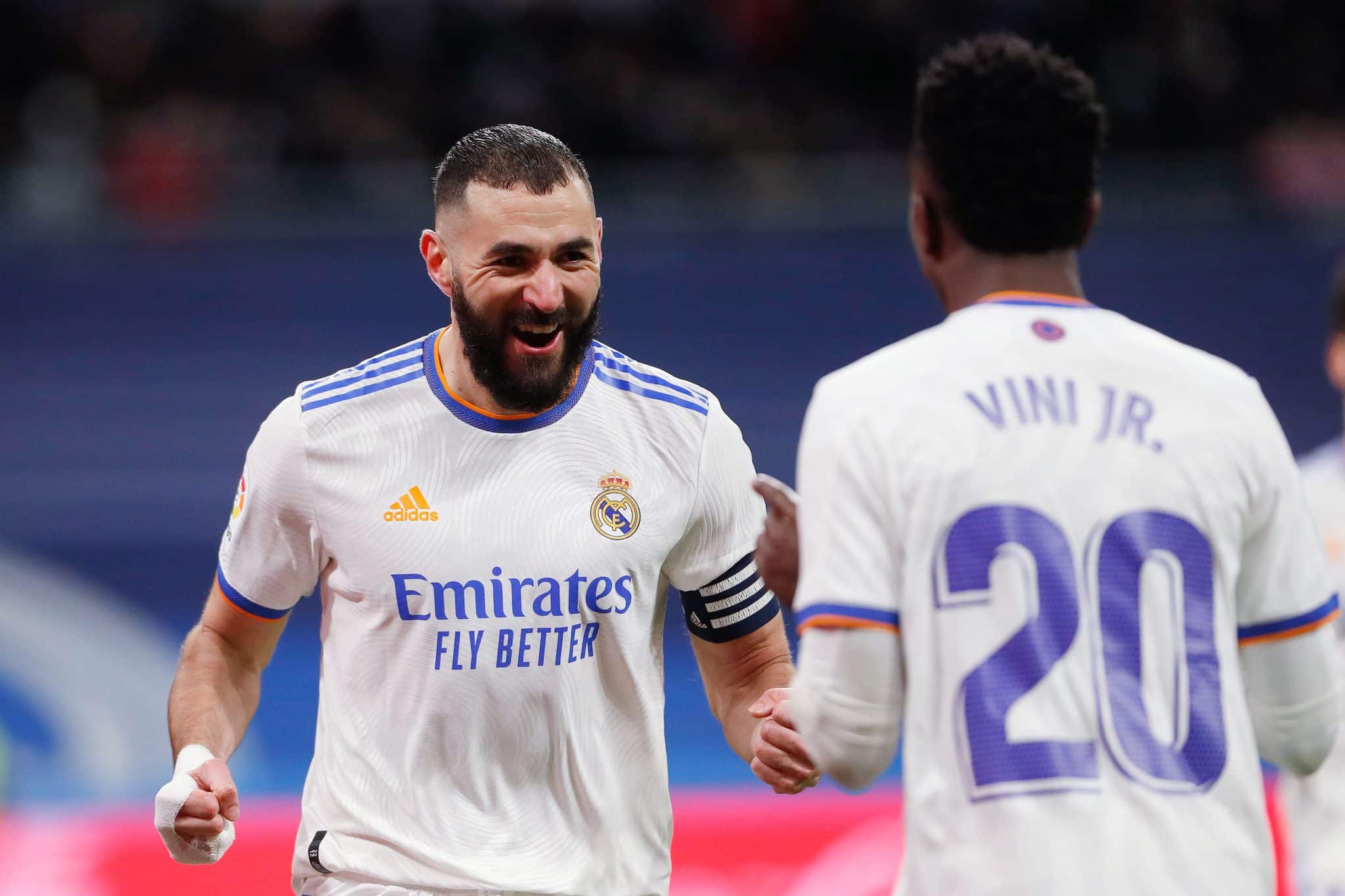 Benzema comemora gol do Real Madrid com Vin&iacute;cius J&uacute;nior em jogo de La Liga 2021/22.