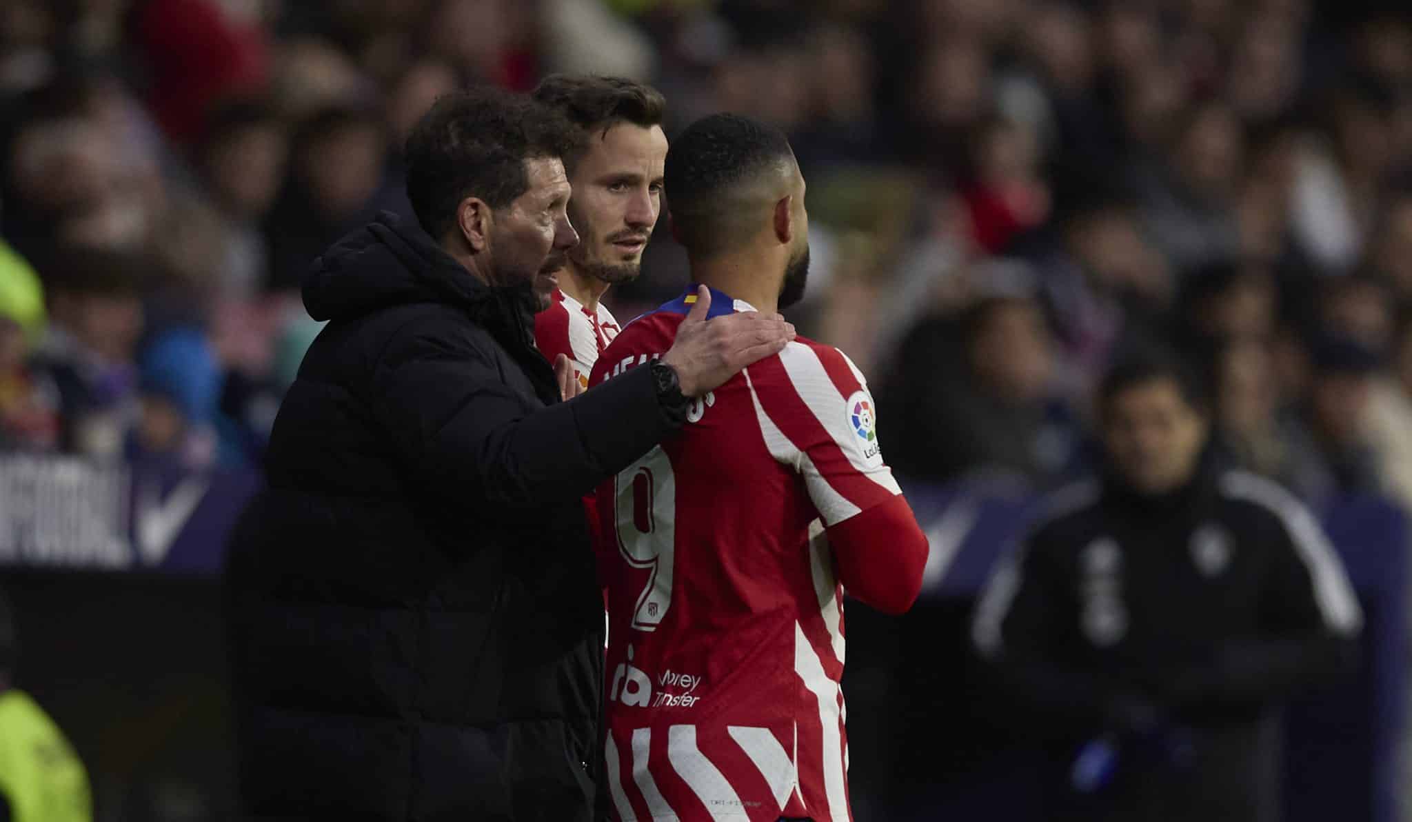 Foto: (IconSport) - Diego Simeone e Memphis Depay trabalharam juntos no Atl&eacute;tico de Madrid