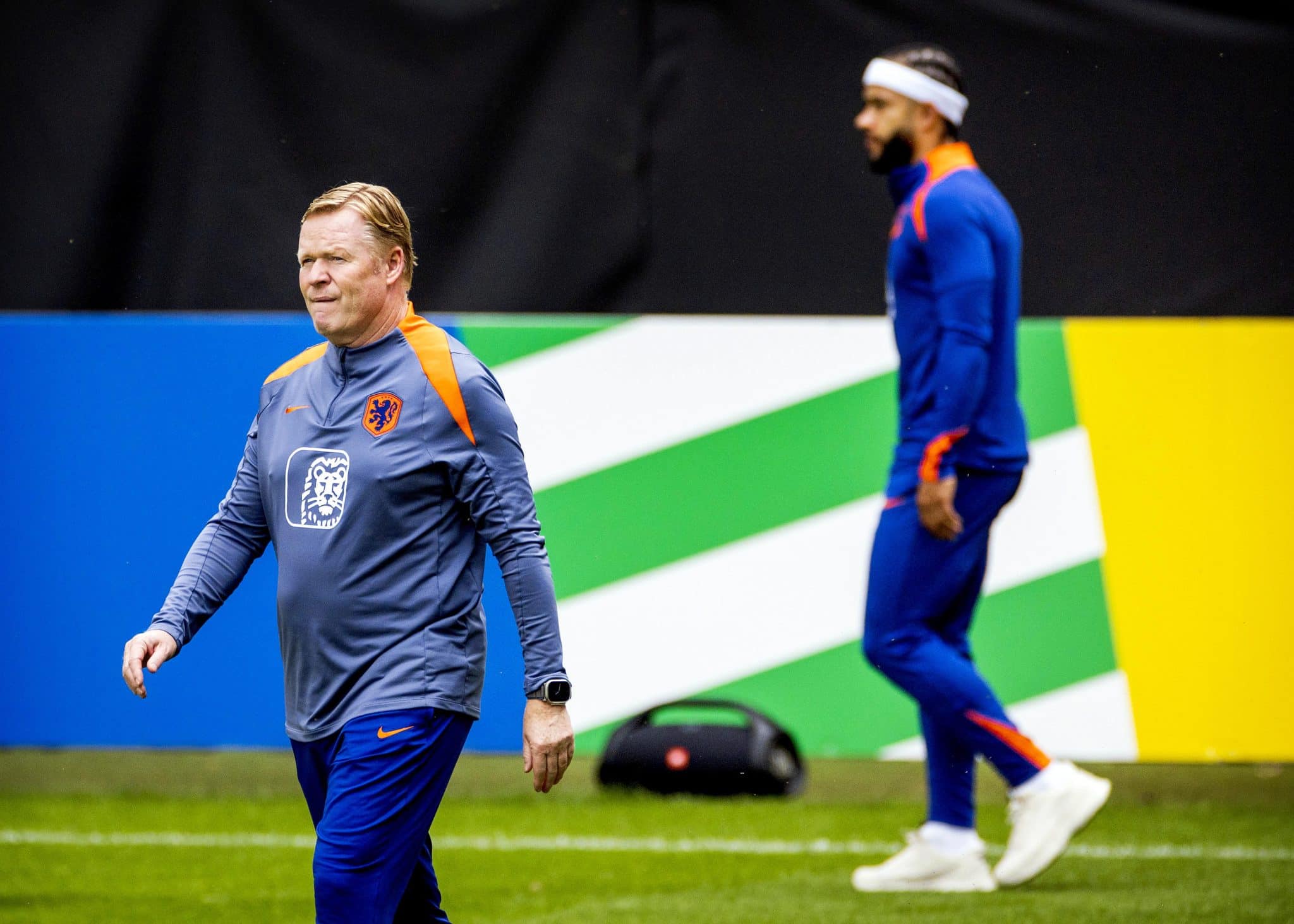 Ronald Koeman, t&eacute;cnico da Holanda, e Memphis Depay. Foto: Icon Sport