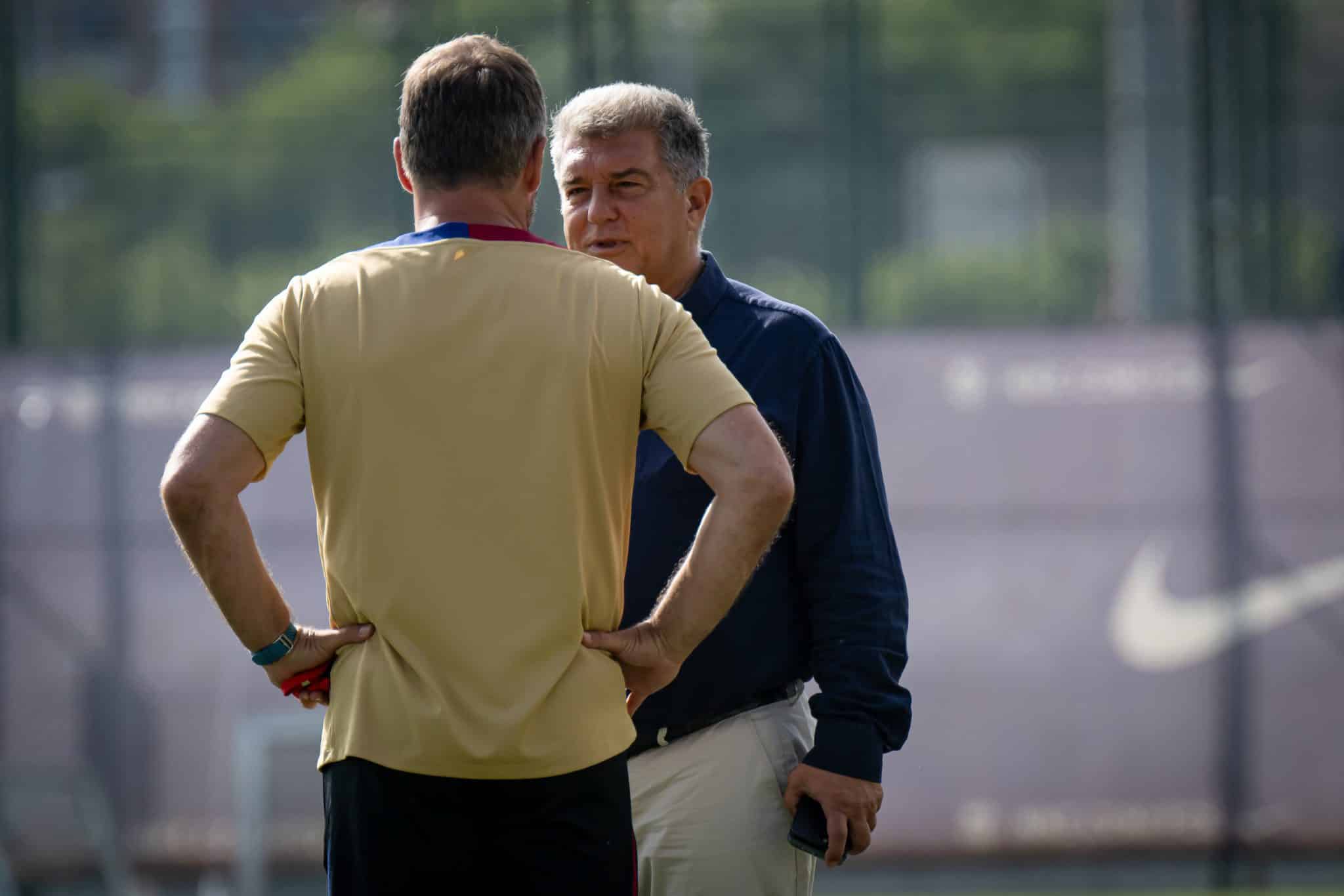 John Laporte, presidente do Barcelona, conversa com Hansi Flick, t&eacute;cnico do time catal&atilde;o. Foto: Icon Sport